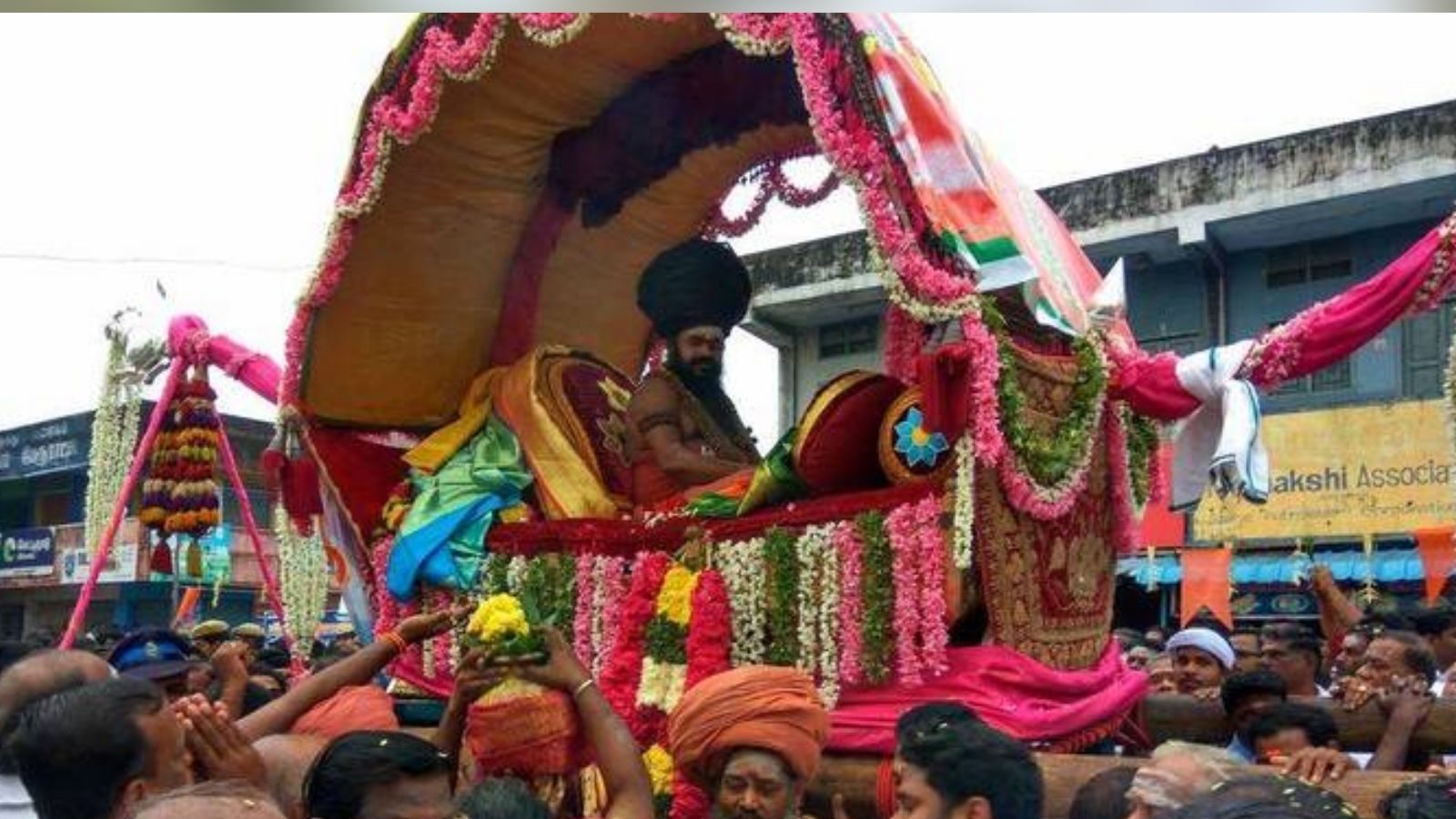 தருமபுரம் ஆதினத்துக்கு பல்லக்கு சுமப்பது எங்கள் சமய உரிமை.. பல்லக்கு சுமப்பவர்கள் திட்டவட்டம்