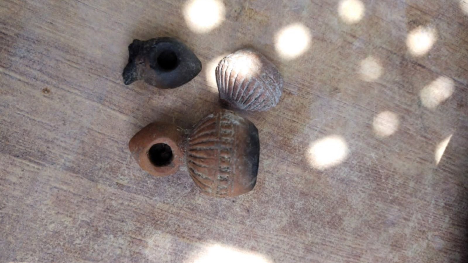 வெம்பக்கோட்டை அகழ்வாராய்ச்சியில் சுடுமண் புகை பிடிப்பான் கண்டறிவு