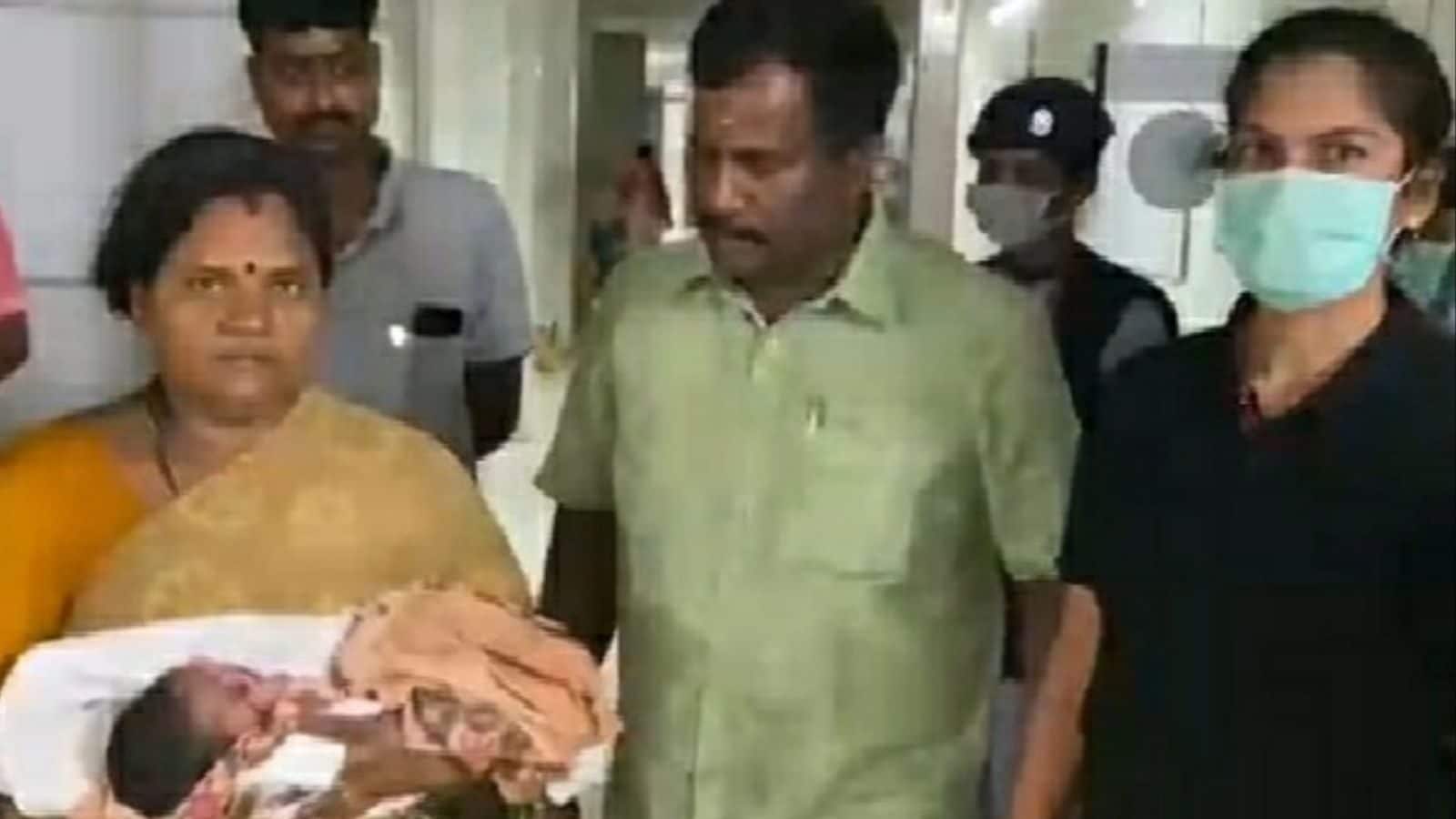 தொப்புள் கொடியுடன் குப்பையிலிருந்து கண்டெடுக்கப்பட்ட குழந்தை.. உரிமை கோரி வந்த தம்பதி