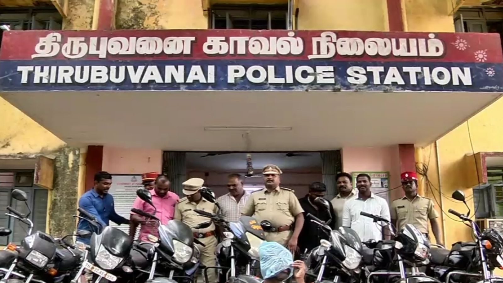 குடித்து ஜாலியாக இருக்க மோட்டார் சைக்கிள்களை திருடும் மருத்துவ உதவியாளர்.. ரூ.5 லட்சம் மதிப்பிலான வாகனங்கள் பறிமுதல்