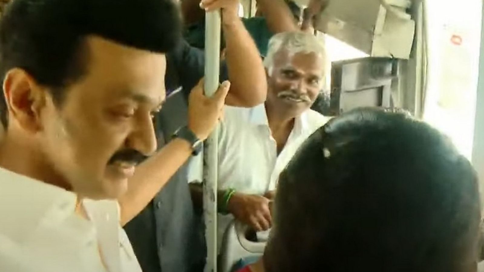 திடீரென பேருந்தில் ஏறி பயணிகளுக்கு இன்ப அதிர்ச்சி கொடுத்த முதல்வர் ஸ்டாலின் (படங்கள்)