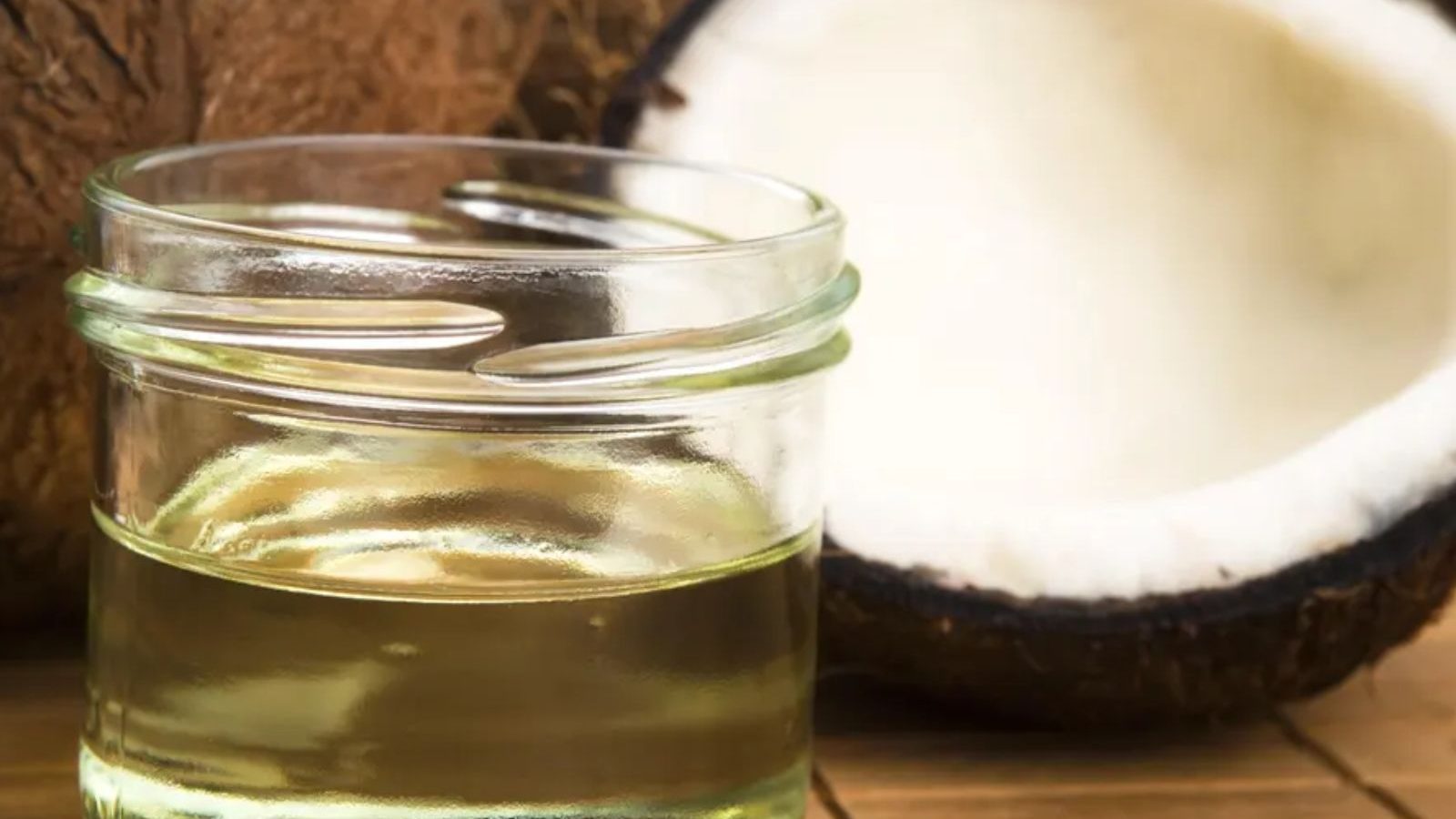 தேங்காய் எண்ணெய்யை தவறாமல் தினமும் ஏன் பயன்படுத்த வேண்டும்..? தெரிந்துகொள்ளுங்கள்..!