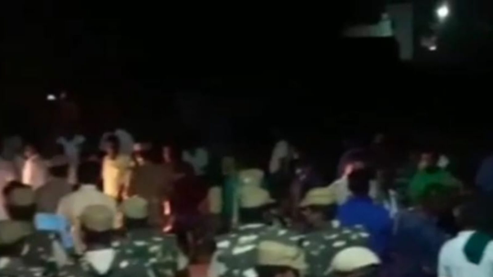 மீன் விற்பதில் பிரச்னை - கிராமத்தையே சூரையாடிய 30 பேர் கொண்ட கும்பல்