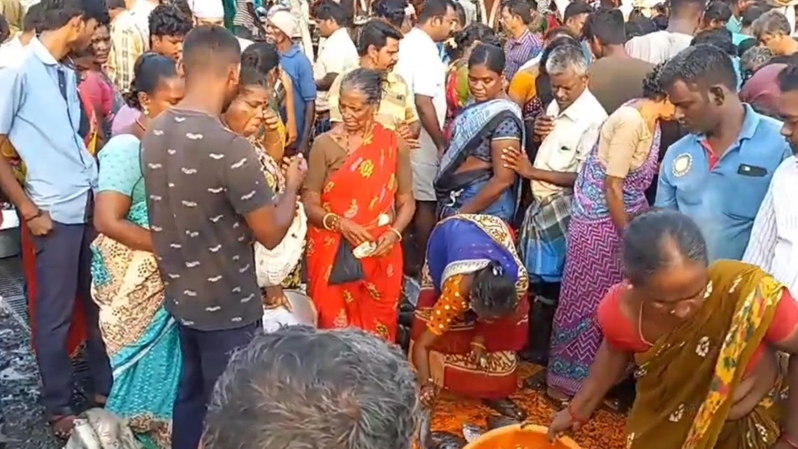 மீன்பிடி தடைக்காலம் முடிந்ததால் குவிந்த மக்கள் களைகட்டிய காசிமேடு மீன் சந்தை