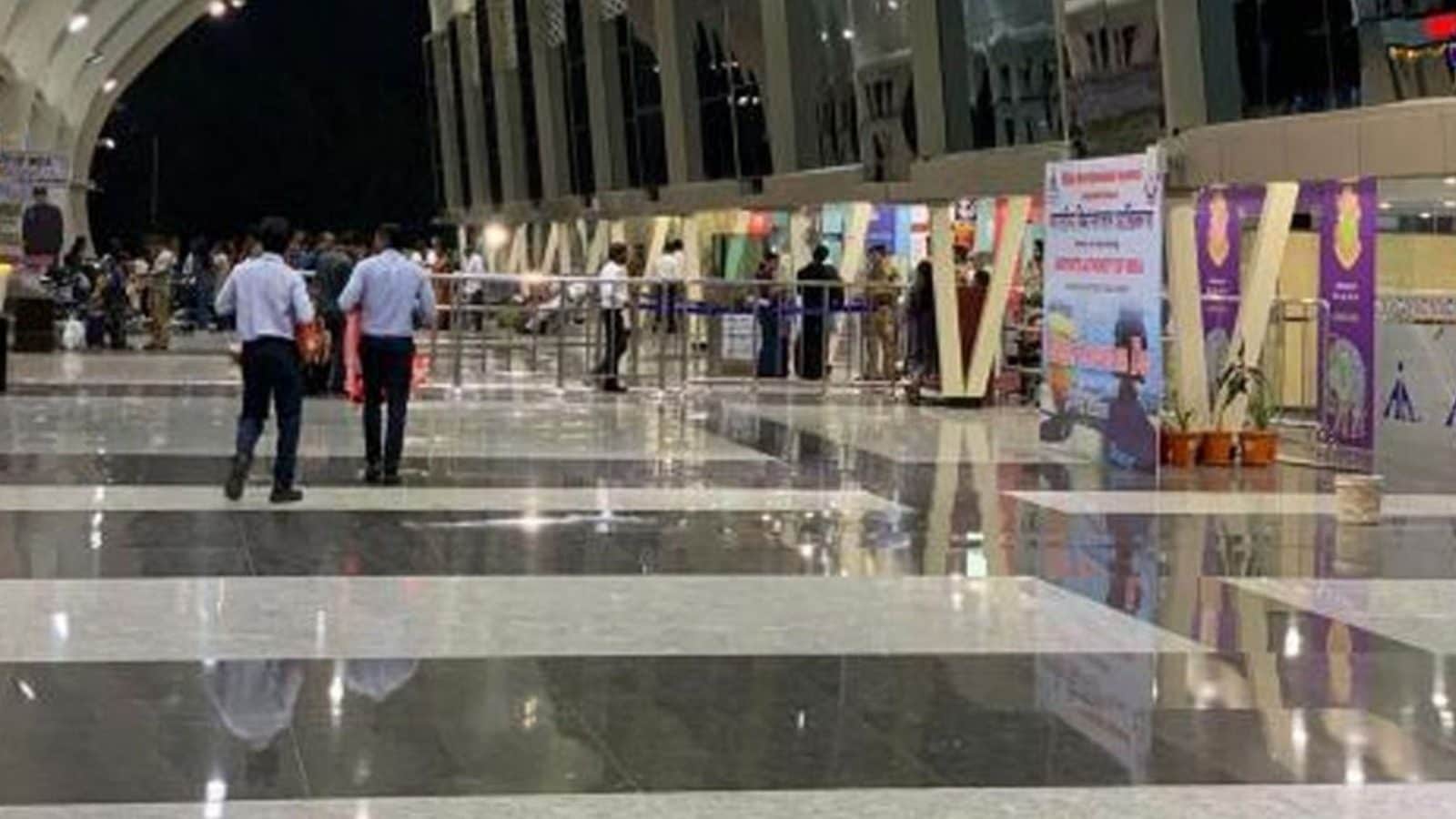 சிங்கப்பூர் விமானத்தில் தங்கம் கடத்தல்.. மலேசியாவை சேர்ந்தவர்கள் கோவையில் கைது