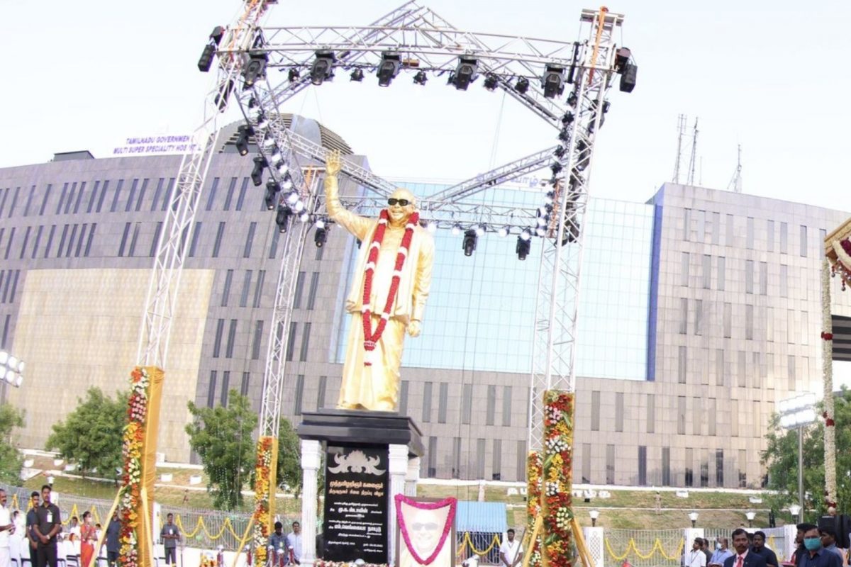 "மாநிலத்தில் சுயாட்சி, மத்தியில் கூட்டாட்சி..  சிலையில் 5 வாசகங்கள்!