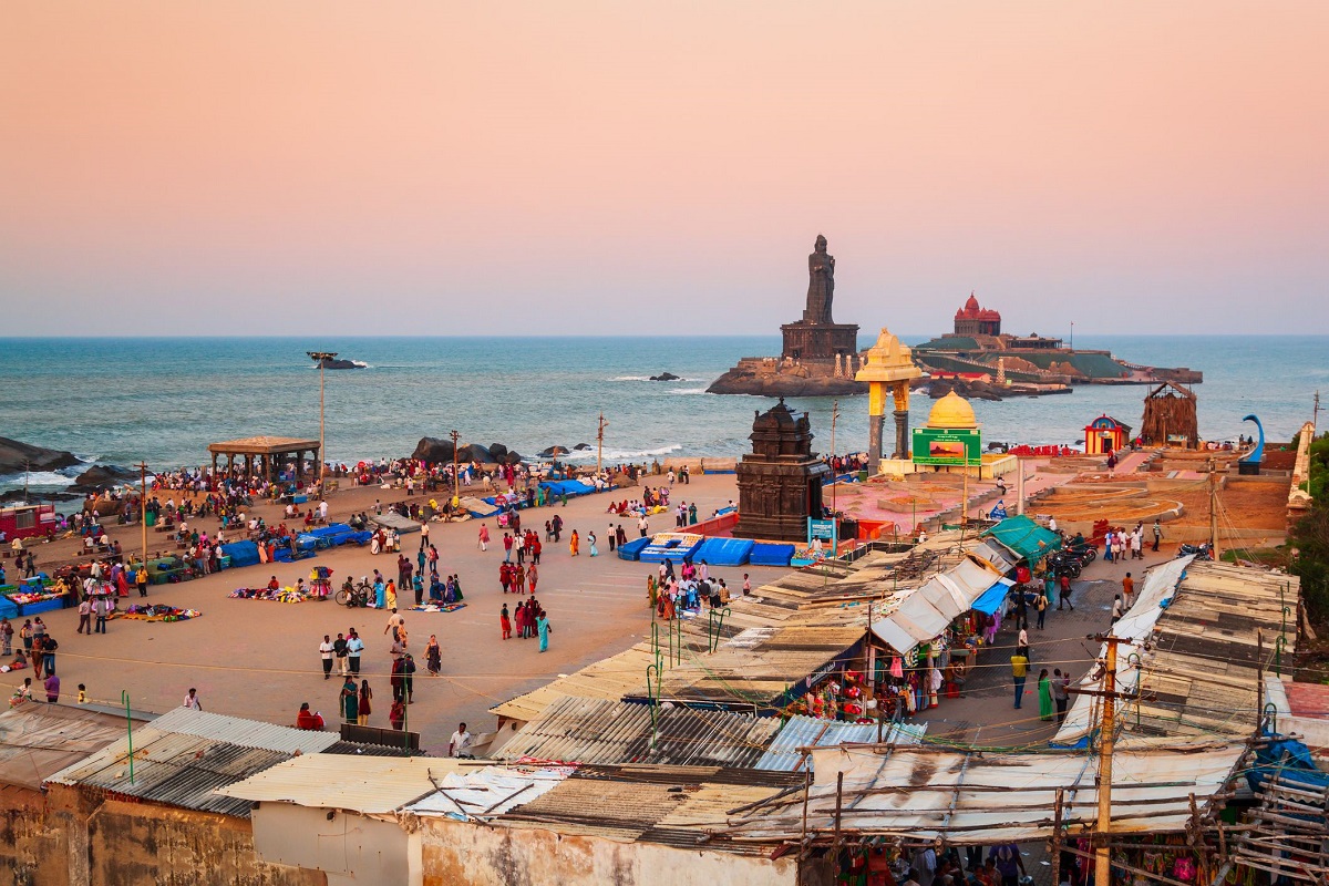  ,[object Object], தமிழகம் , கேரளா மானித்தில் உள்ள பெரும்பாலான மக்கள் செல்ல விரும்பும் ஒரு இடம் கன்னியாகுமரியாகும். சூரிய உதயம், சூரிய அஸ்தமனம் என்று இரண்டையும் பார்க்கக்கூடிய இந்தியாவின் அழகான இடம் இதுதான்.  இங்கே பேஸிக் ஹோட்டல் அறைகளின் விலை சுமார் ரூ.800-லிருந்து தொடங்குகிறது. பைக் ரைடு சென்றாலும்  5000 க்குள் தான் செலவாகும்.