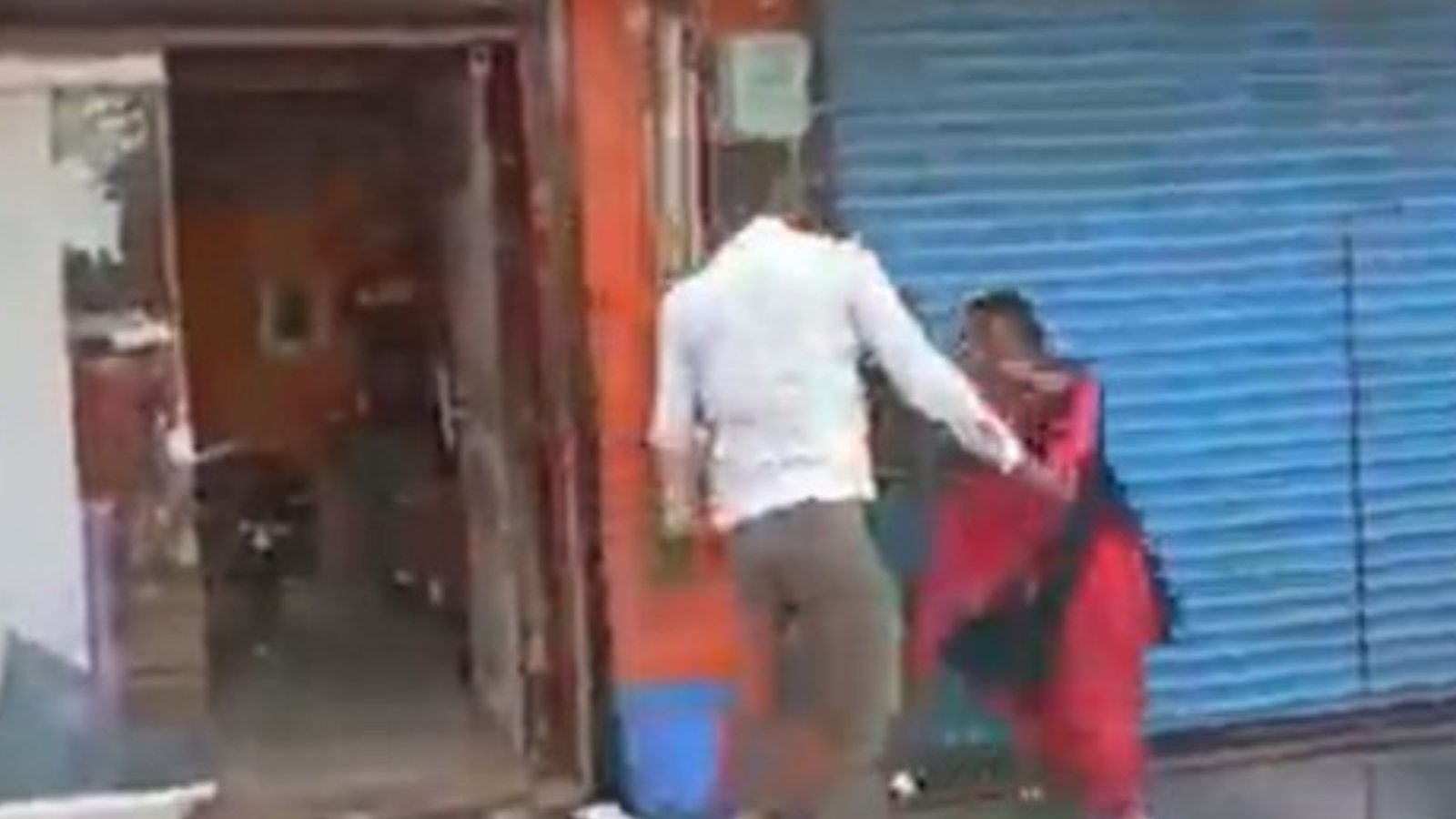 சொத்து தொடர்பாக முன்விரோதம்.. பெண் வழக்கறிஞர் மீது தாக்குதல் நடத்திய நபர் (வீடியோ_