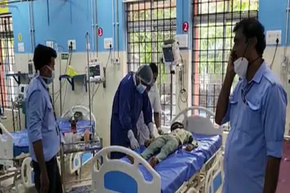 kerala | காசர்கோட்டில் தரமற்ற ஷவர்மா சாப்பிட்டு மாணவி உயிரிழந்த நிலையில், சிகிச்சை பெற்று வரும் 18 பேரை மாநில அமைச்சர் கோவிந்தன், சுகாதாரத்துறை அலுவலர் ராம்தாஸ் பார்வையிட்டனர்.