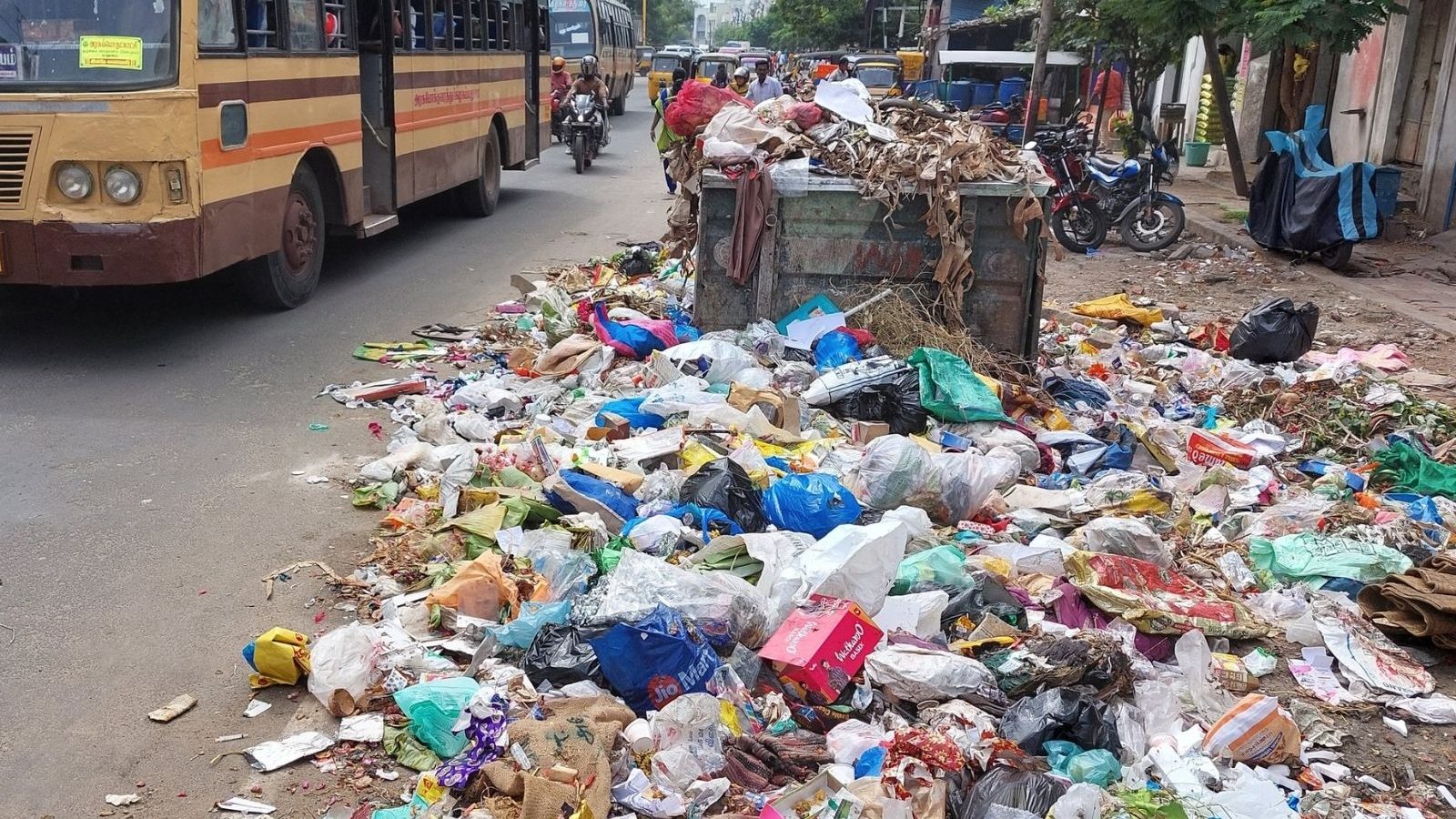 மதுரையில் 2வது நாளாக தூய்மை பணியாளர்கள் வேலை நிறுத்த போராட்டம்.. மலைபோல் குவிந்து கிடக்கும் குப்பைகள்