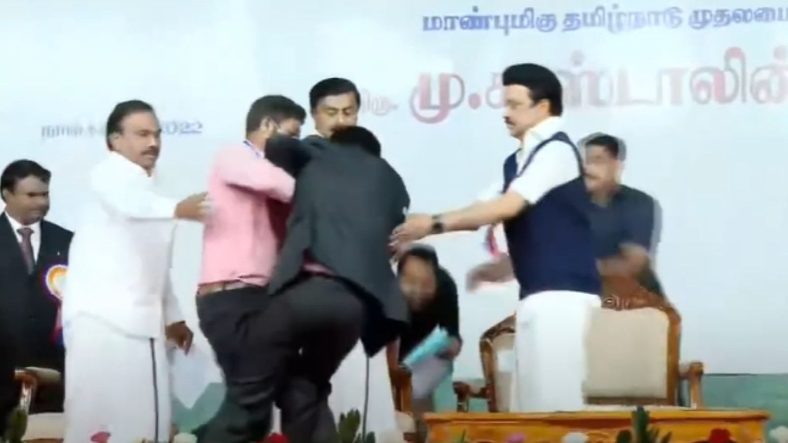 மேடையில் ஸ்லிப்பான கலெக்டர்... பதறிப்போய் தாங்கி பிடித்த முதல்வர் ஸ்டாலின் - வைரலாகும் காணொளி