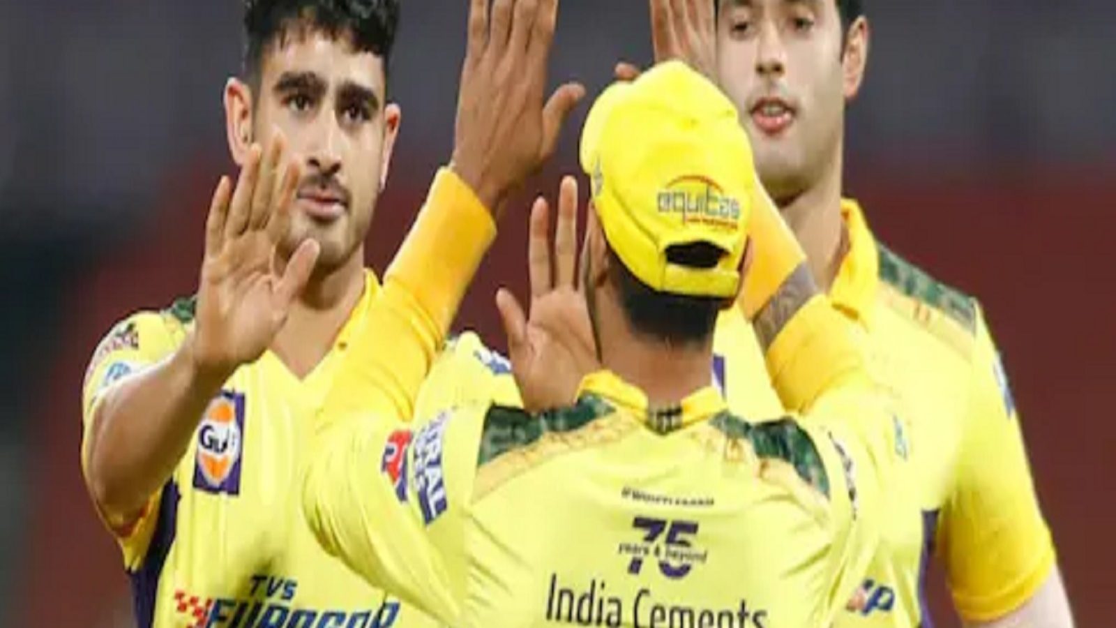 IPL CSK vs RCB-தோனியின் சொல்படி நட- முகேஷ் சவுத்ரிக்கு தீபக் சாஹர் அறிவுரை