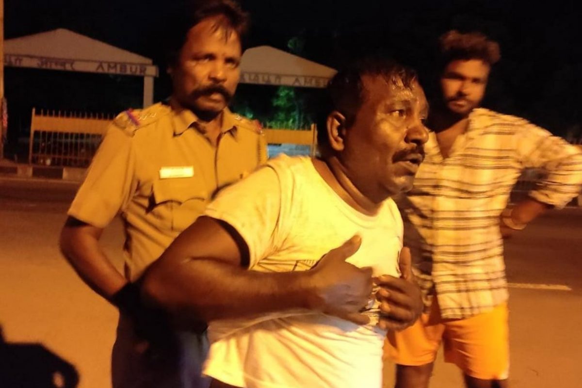 சாலையோரம் உறங்கிக் கொண்டிருந்த பெண்களுக்கு கத்திக் குத்து