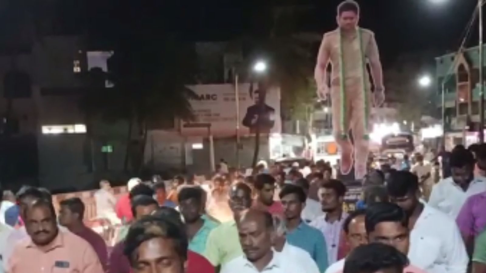 நெஞ்சுக்கு நீதி படத்தினை பார்க்க இரவு முதலே திரையரங்கில் குவிந்த ரசிகர்கள்