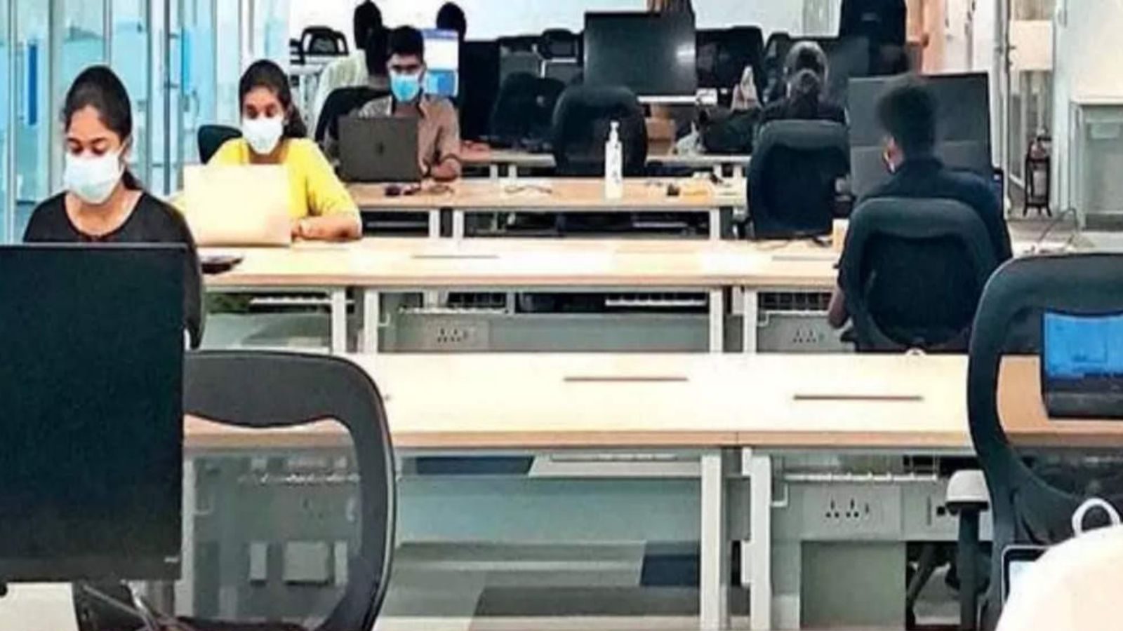 மே தினம் விடுமுறை அளிக்காத 303 நிறுவனங்கள் மீது நடவடிக்கை - தொழிலாளர் துறை அறிவிப்பு.