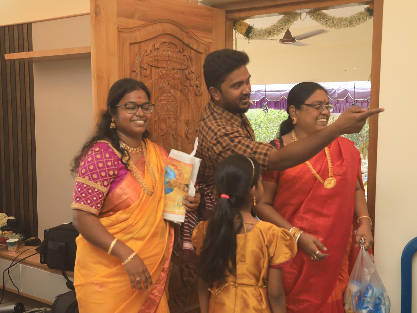  நிகழ்ச்சியிலிருந்து எலிமினேட் ஆகி வெளியே வந்த அனிதாவுக்கு அவரது அப்பாவின் மரணம் பேரிடியாக இருந்தது.