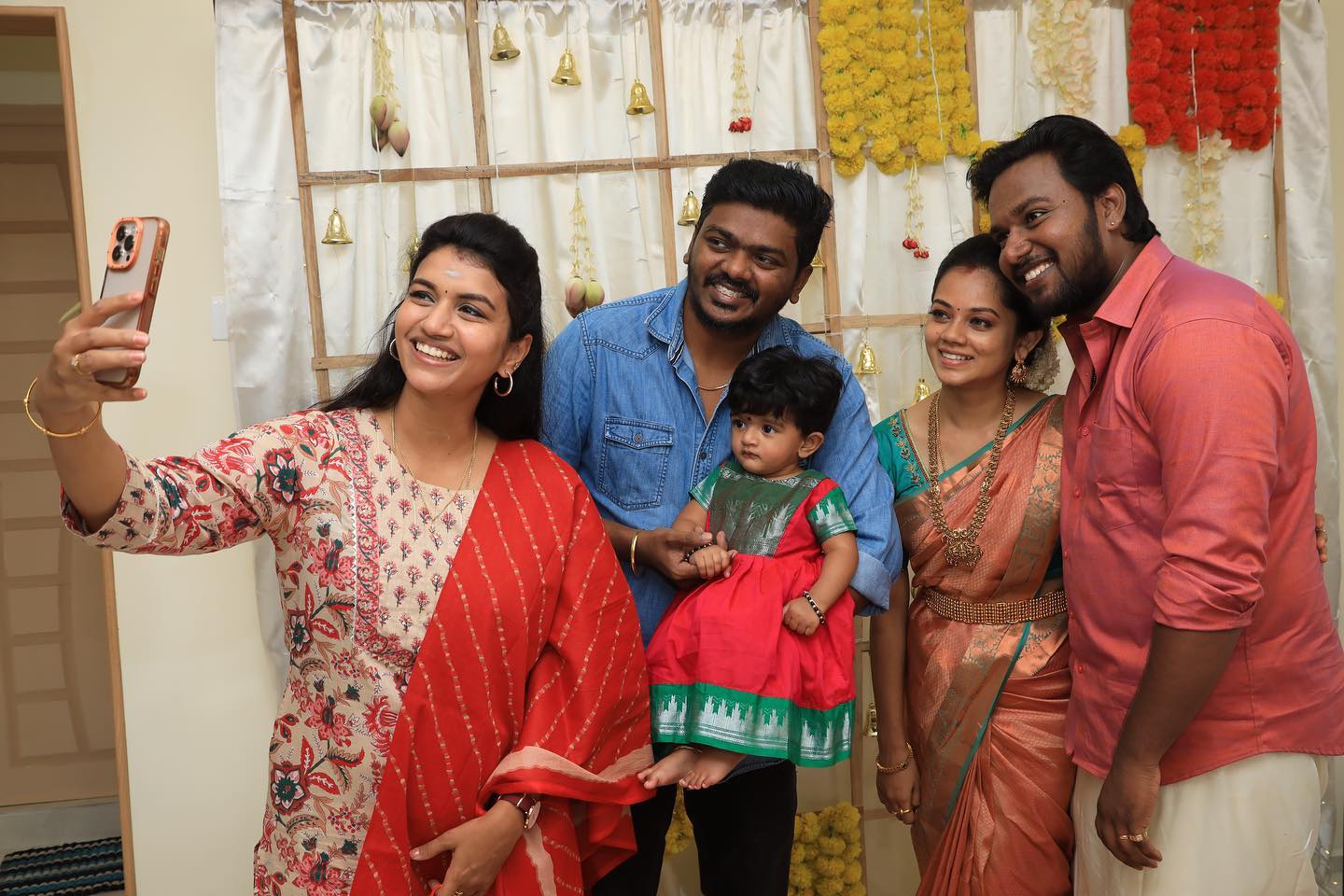  சீரியல் நடிகை ஸ்ரீதேவி அசோக், தனது குடும்பத்துடன் கலந்துக் கொண்டார்.
