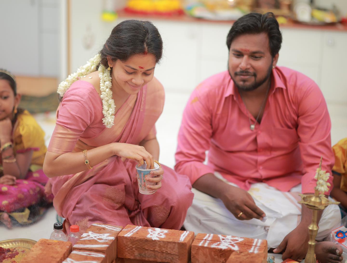  சன் டிவியில் செய்தி வாசிப்பாளராக பணிபுரிந்த அனிதா சம்பத், விஜய் டிவி-யில் பிக் பாஸ் நிகழ்ச்சியில் கலந்துக் கொள்ளும் வாய்ப்பை ஏற்று வேலையை விட்டுவிட்டு ரூட்டை மாற்றினார்.