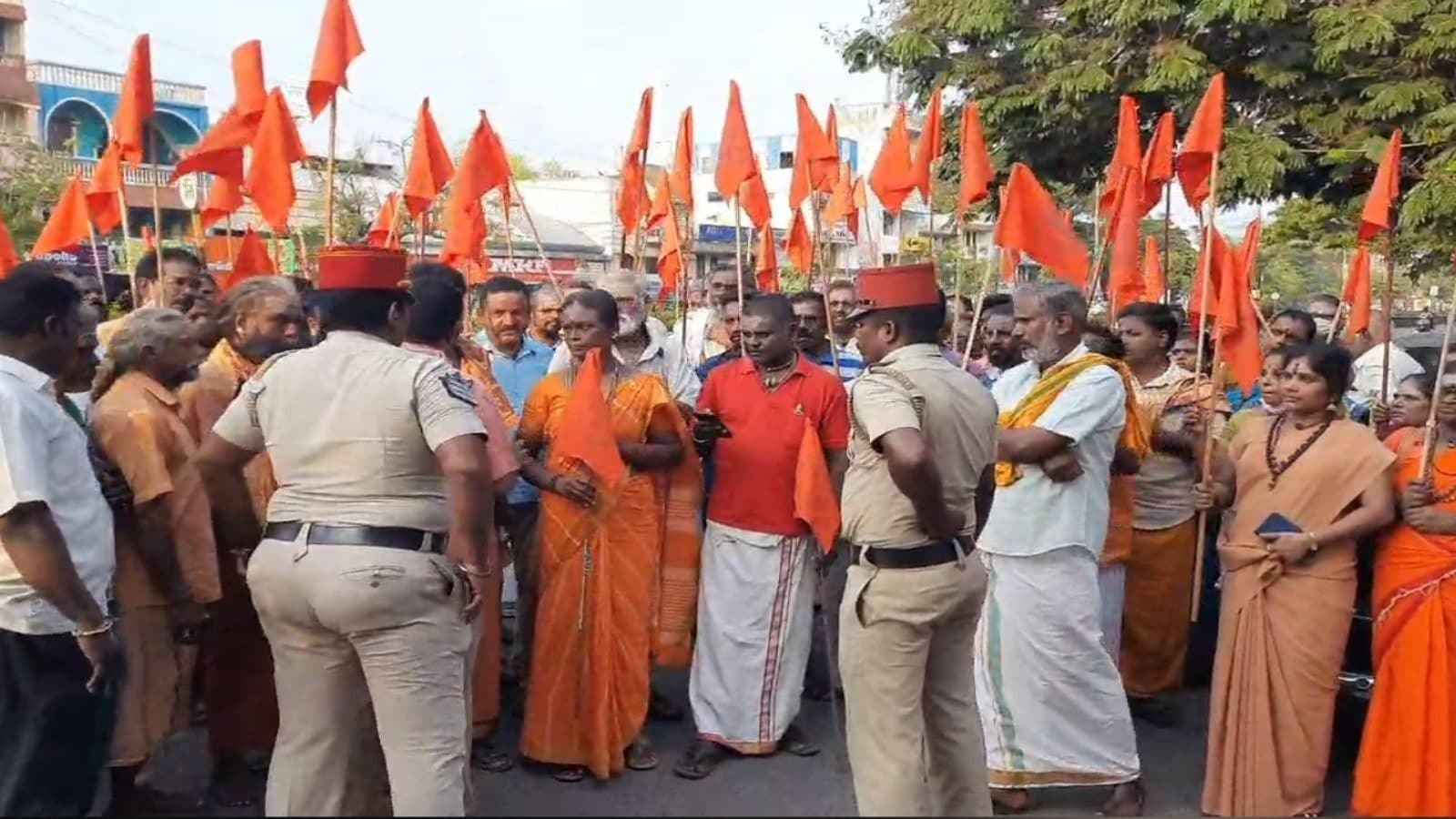 சிதம்பரம் நடராஜரை இழிவுபடுத்திய யூ-டியூபர் மீது நடவடிக்கை எடுக்கக்கோரி சிவனடியார்கள் போராட்டம்..