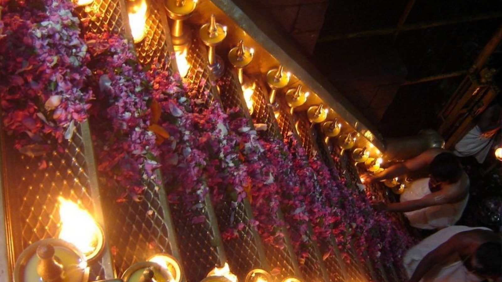 Sabarimala | சபரிமலையில் இனி  படி பூஜை பாதிக்கப்படாது... ஹைட்ராலிக் கூரை அமைக்க முடிவு...