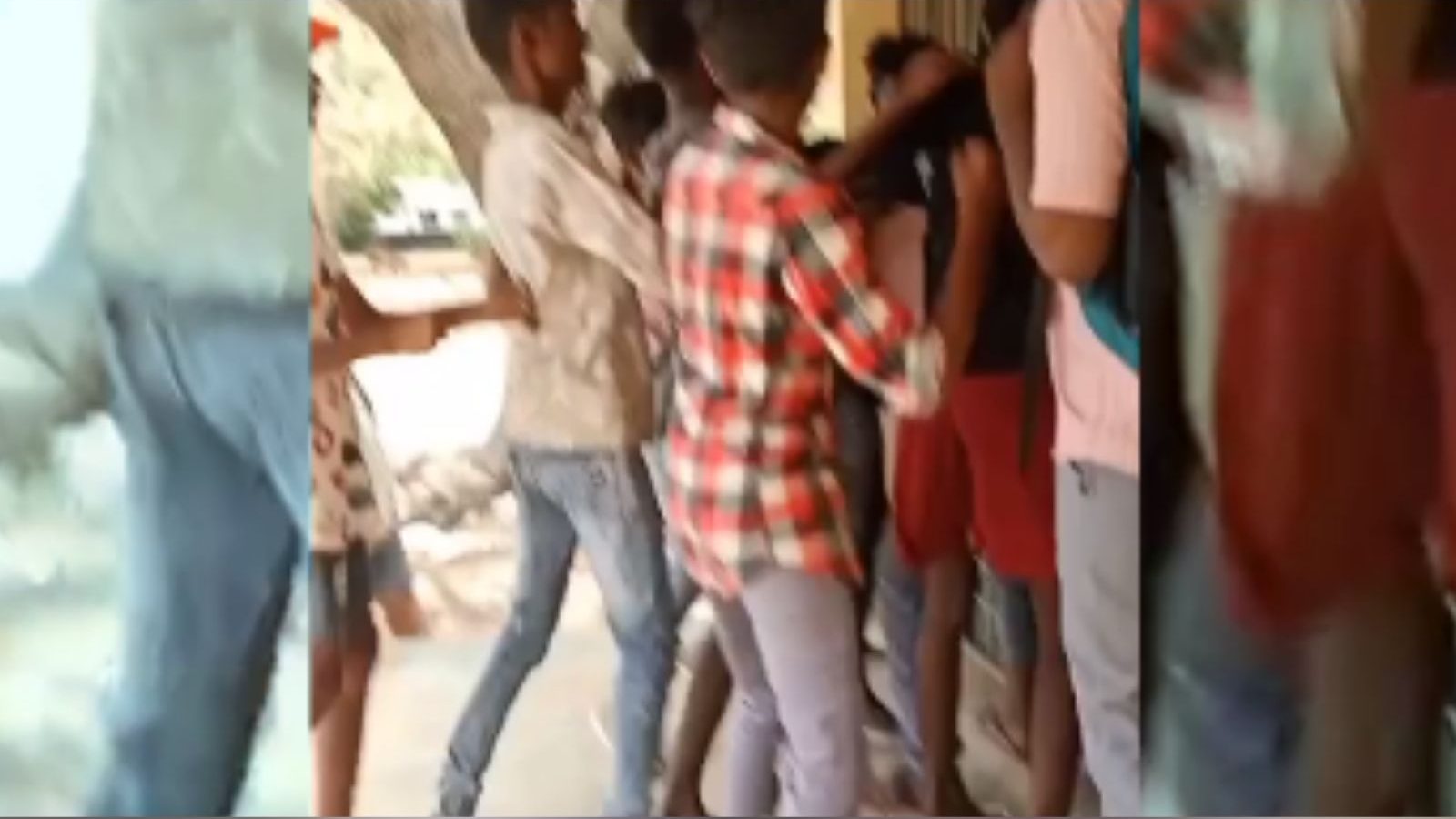 பள்ளி மாணவியை கிண்டல் செய்ததால் மாணவர்களிடையே மோதல் - பொதுத்தேர்வு எழுத வந்த இடத்தில் ரகளை