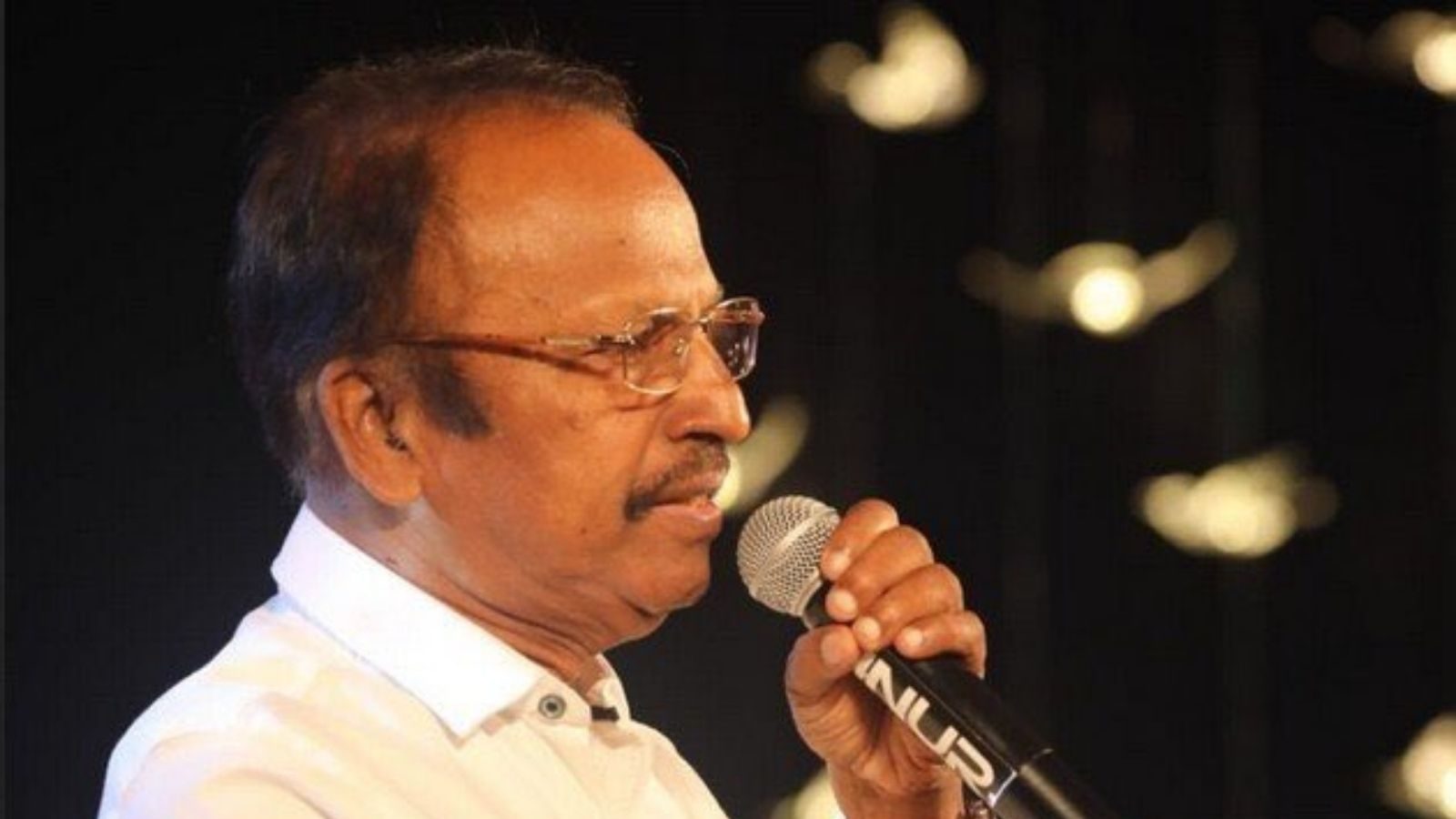 மேடையில் பாடிக் கொண்டிருந்தபோதே சுருண்டு விழுந்து இறந்த பிரபல பாடகர் - அதிர்ச்சியில் திரையுலகினர்