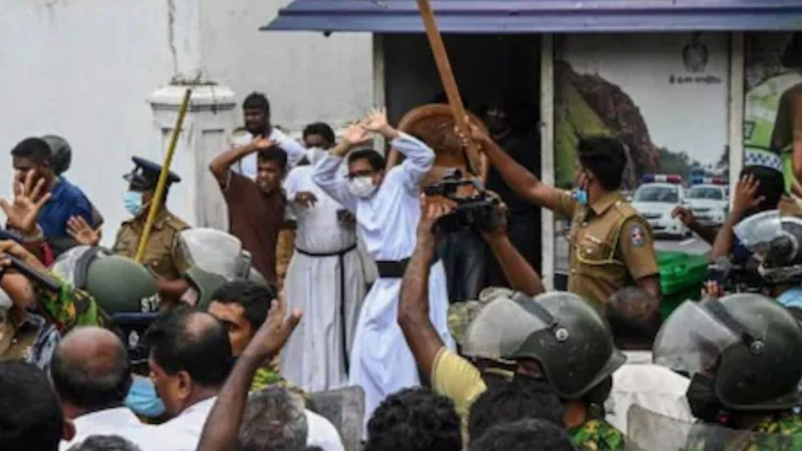 ராஜபக்சே வெளிநாடு செல்ல திட்டம்? விமான நிலையம் அருகே காத்திருக்கும் இலங்கை மக்கள்