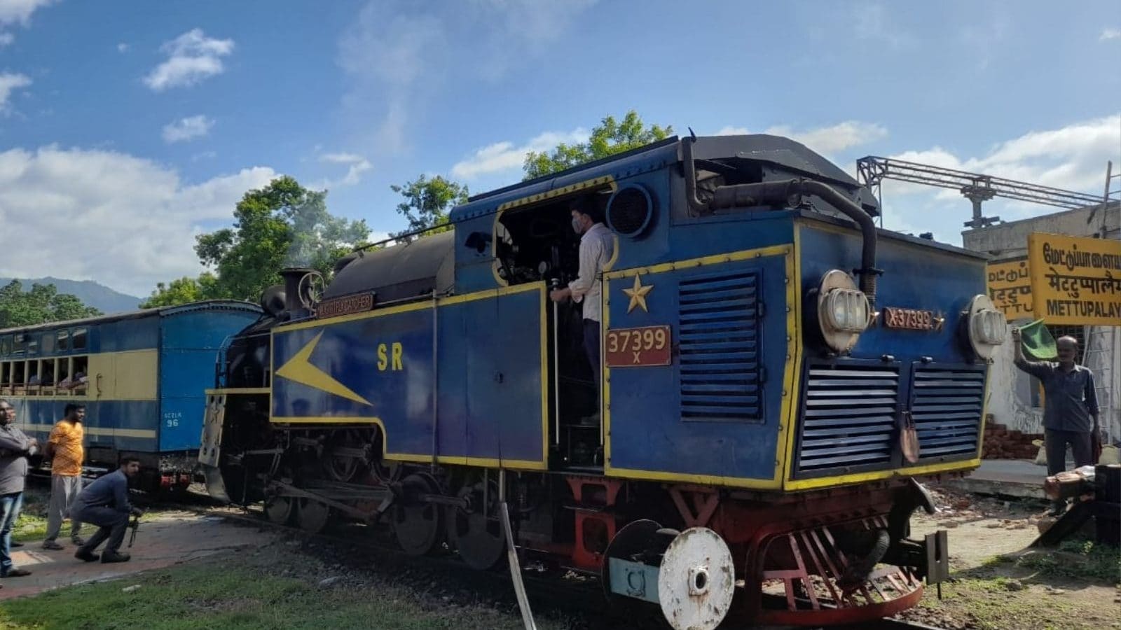 மேட்டுப்பாளையத்தில் கோடை விடுமுறையை முன்னிட்டு இயக்கப்பட்ட சிறப்பு மலை ...