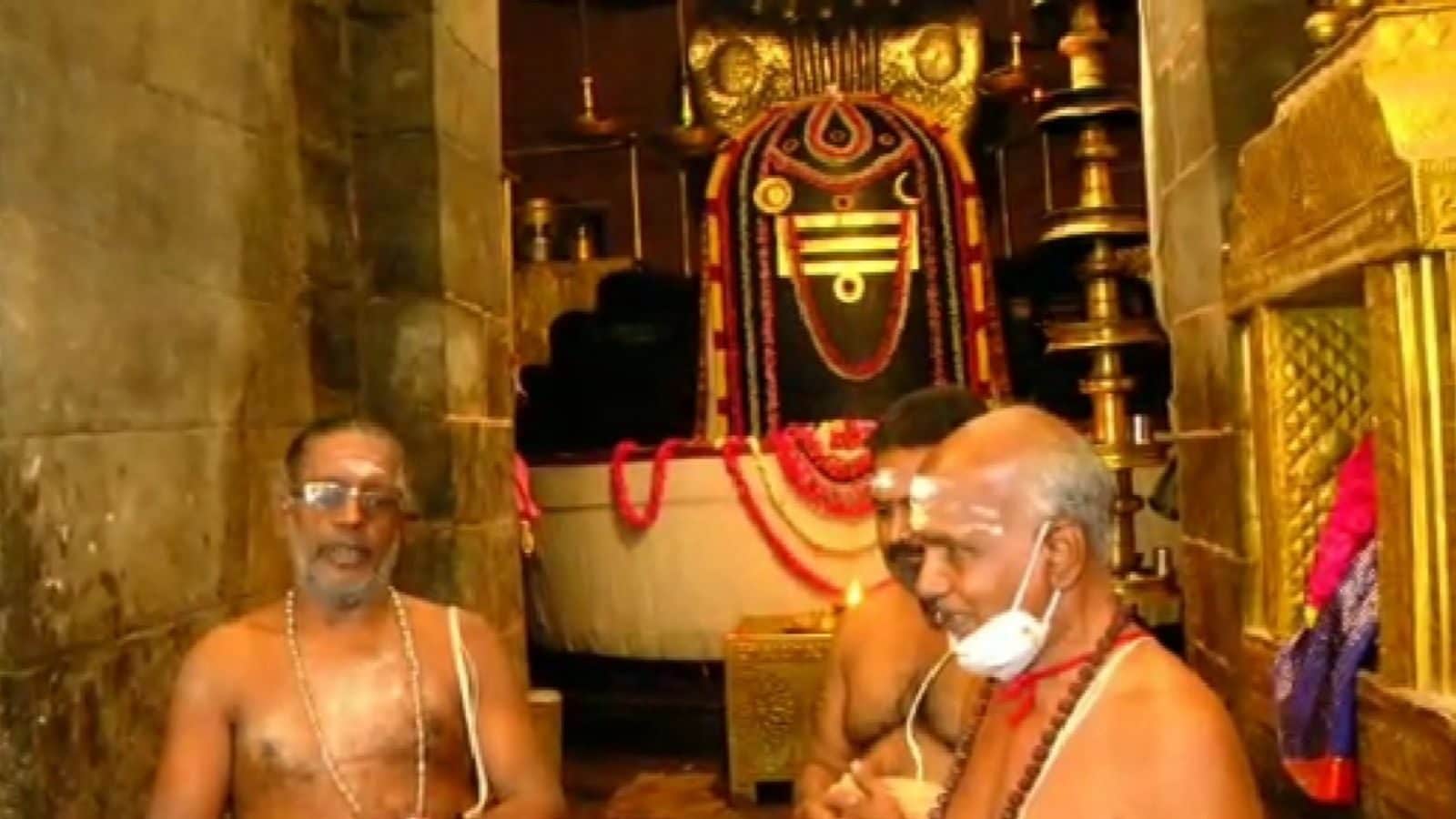 தமிழில் அர்ச்சனை செய்பவர்களுக்கான பங்குத்தொகை  60 சதவீதமாக அதிகரிப்பு: அமைச்சர் சேகர்பாபு அறிவிப்பு