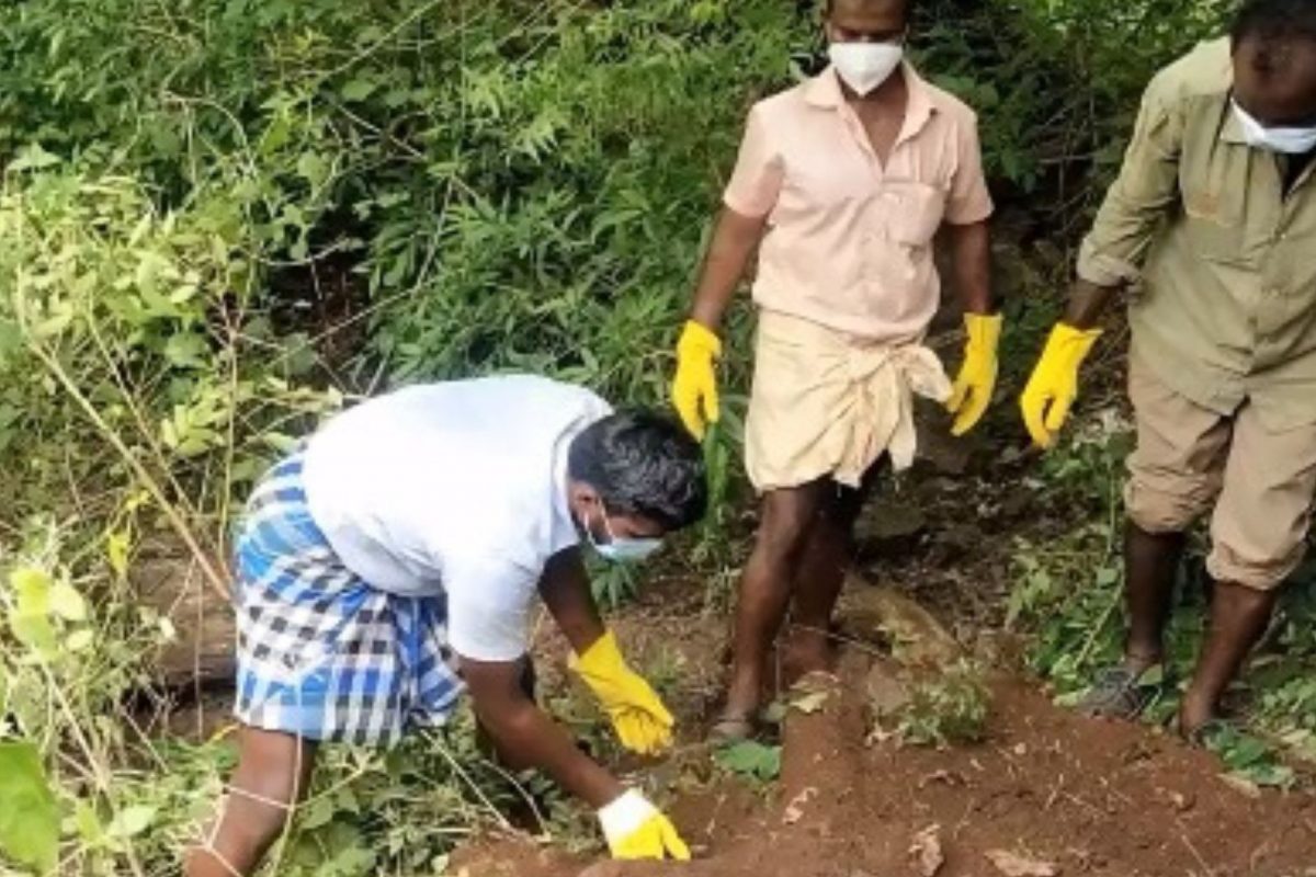 கால்கள் கட்டப்பட்டு அழுகிய நிலையில் ஆண் சடலம் மீட்பு 