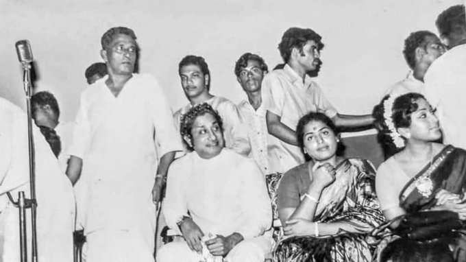  தங்கப்பதக்கம் படத்தின் 100 வது நாள் வெற்றியை குடந்தை கற்பகம் திரையரங்கில் கொண்டாடினர். படத்தில் பணிபுரிந்தவர்களுக்கு கேடயம் வழங்கப்பட்டது. அந்த கேடயத்துடன் சிவாஜி, கே.ஆர்.விஜயா, பிரமிளா அமர்ந்திருக்கும் புகைப்படம்தான் நீங்கள் பார்த்தது. இன்னும் எத்தனை வருடங்கள் கடந்தாலும் தங்கப்பதக்கத்தின் வெற்றி உரக்க ஒலித்துக் கொண்டே இருக்கும்.