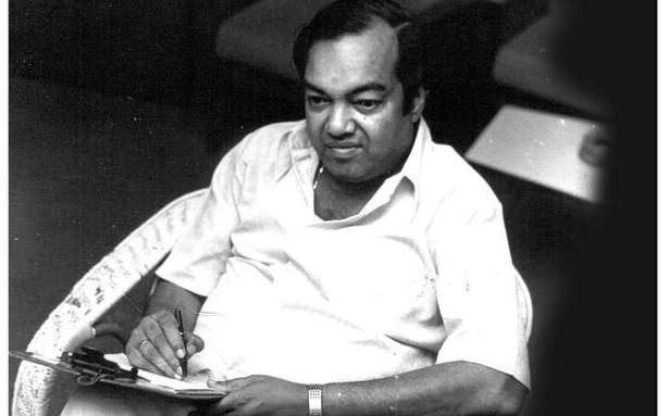  கண்ணதாசன் பாடல் எழுதிய காலத்தில் அவரது திநகர் வீட்டு முன்பு தயாரிப்பு நிறுவனங்களின் கார்கள் அணிவகுத்து நிற்கும். அன்று எந்த கம்பெனிக்கு பாடல் எழுதலாம் என கவிஞருக்கு தோன்றுகிறதோ, அந்தக் காரில் அவர் ஏறுவார். மற்றவர்கள் கிளம்பிப் போய்விட்டு, மறுநாள் காலையில் முந்தைய நாள் போலவே காருடன் காத்திருப்பார்கள்.
