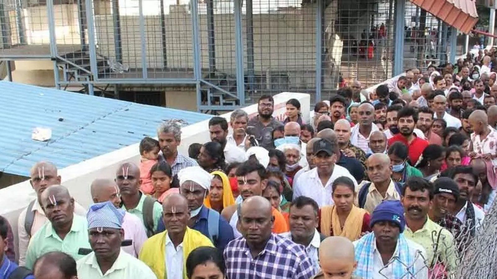 Tirupati : விடுமுறை முடிந்தும் குறையாத பக்தர்கள் கூட்டம்.. இலவச தரிசனத்திற்காக 20 மணி நேரம் காத்திருப்பு!