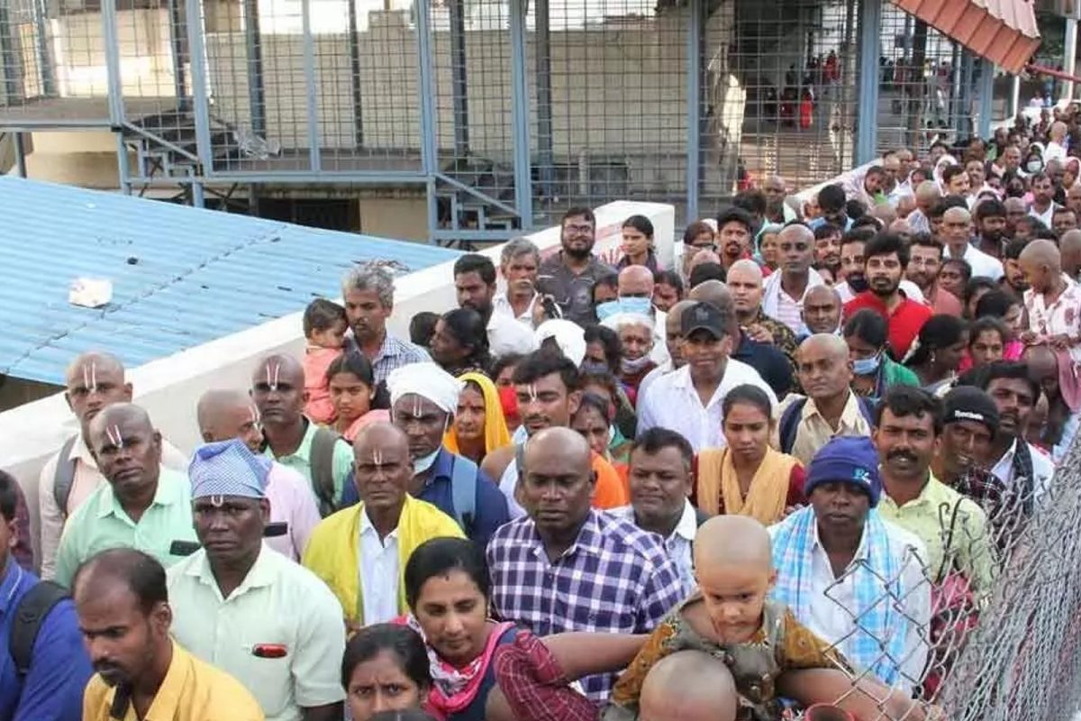 Tirupati : குறையாத பக்தர்கள் கூட்டம்.. 20 மணி நேரம் காத்திருப்பு!