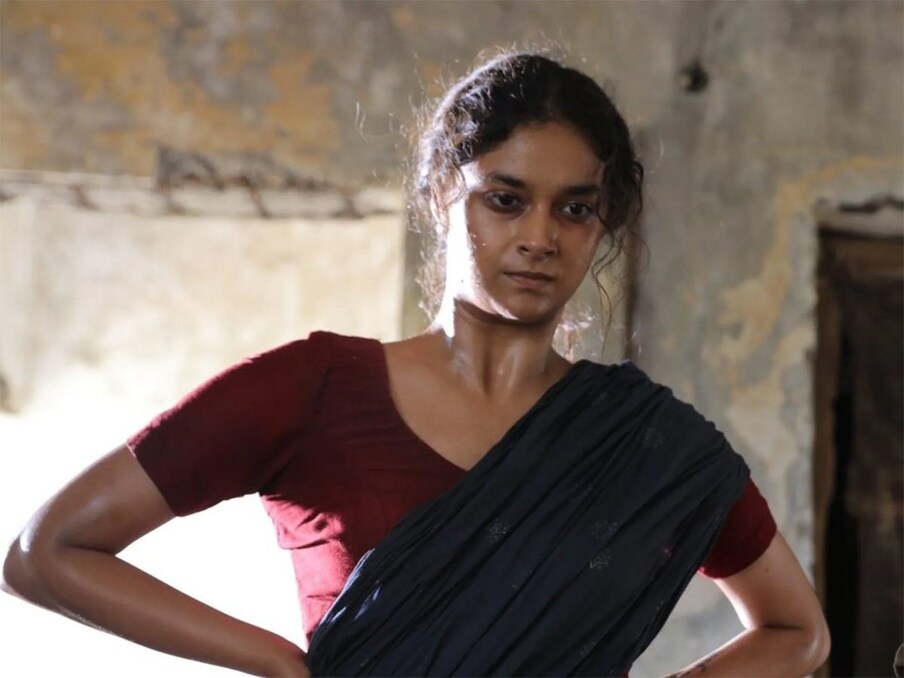  படம் முழுக்க நாயகி கீர்த்தி சுரேஷும் செல்வராகவனும் கொலைகளை செய்து குவித்து கொண்டே போக கழுத்தை கரகரவென அறுக்கும் காட்சிகளும் ரத்தம் முகமெல்லாம் தெறிக்கும் காட்சிகளும் படம் முழுக்க நிரம்பியிருந்தது. முன்பெல்லாம் சென்சார் என்ற தணிக்கை துறை படத்தில் வன்முறை காட்சிகளை குறைக்க அல்லது முற்றிலும் நீக்க முயற்சிகள் எடுத்து வந்த நிலையில் தற்போது தணிக்கையில் ஏ சான்றிதழ் பெற்று விட்டால் எந்த அளவுக்கும் வன்முறை காட்சிகளை வைக்கலாம் என்ற வகையில் அனுமதி அளிக்கப் படுவதால் ஏ சான்றிதழ்களுடன் திரைப்படத்தை இயக்க இயக்குனர்கள் அதிக ஆர்வம் காட்டி வருகின்றனர்.