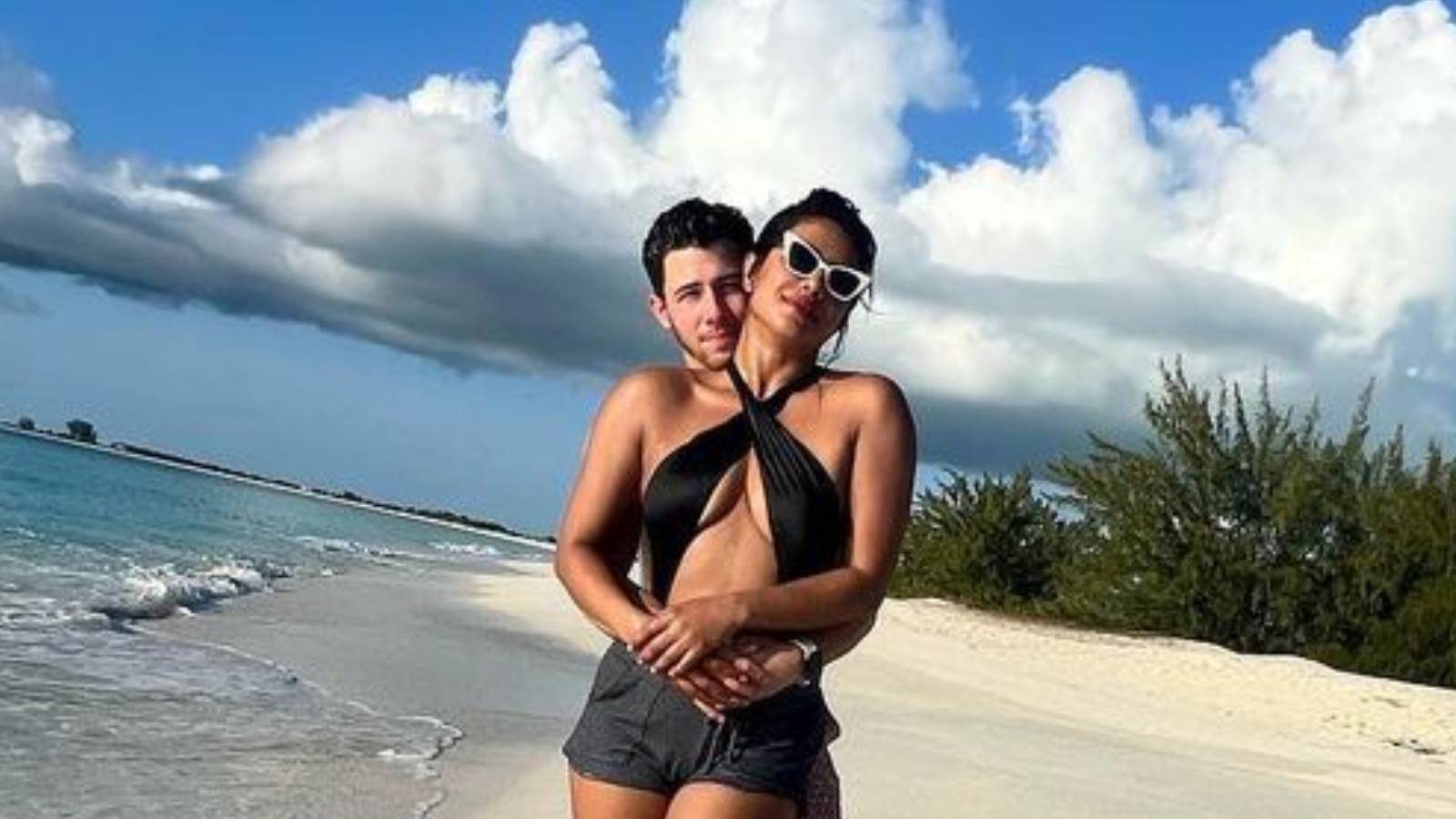 கடற்கரையிலிருந்து ரொமான்டிக் போட்டோஸ் வெளியிட்ட பிரியங்கா சோப்ரா - நிக் ஜோனாஸ்!