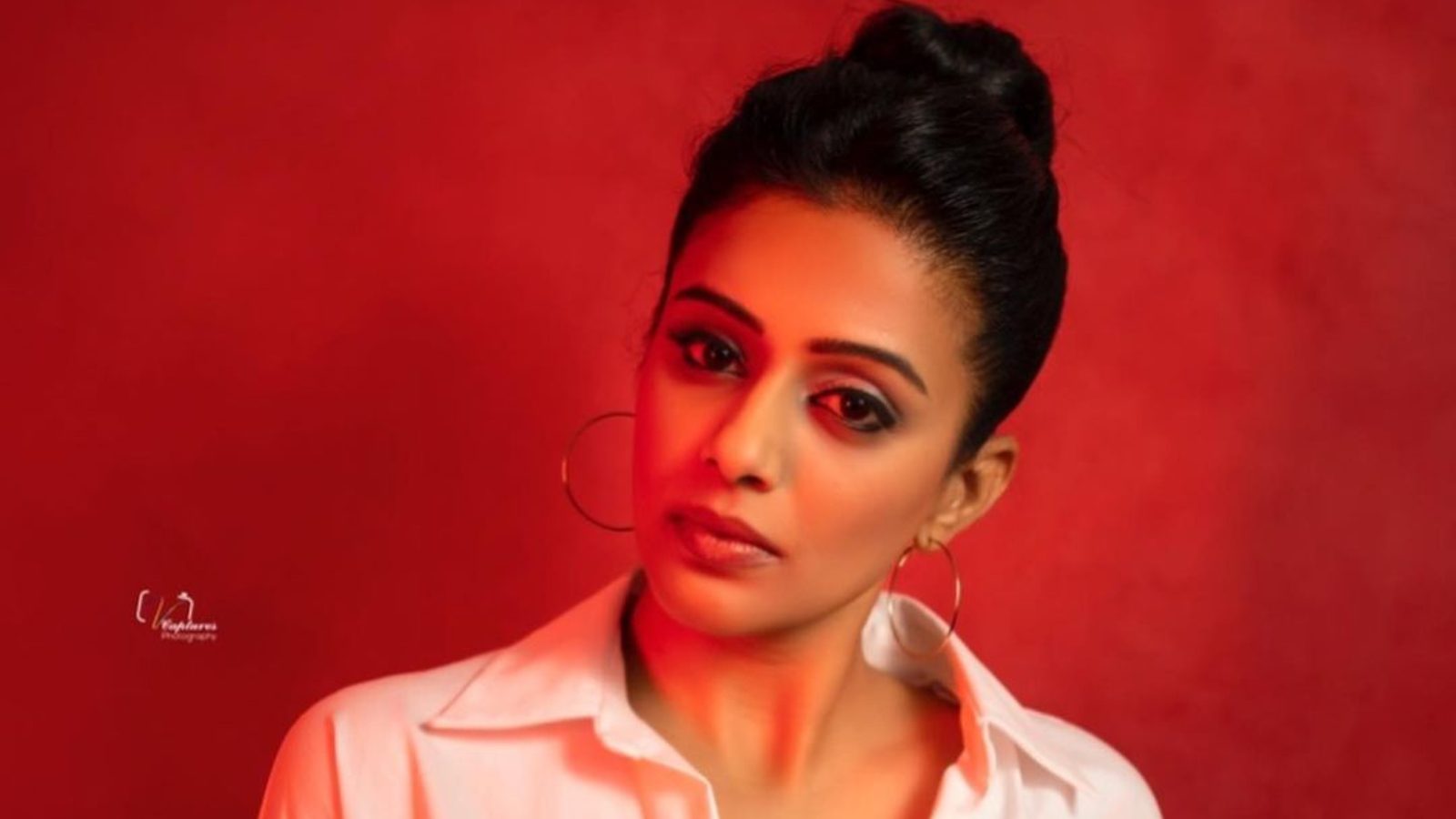 வொயிட் ஷர்ட்டில் செம்ம கெத்தாக போஸ் கொடுக்கும் பிரியாமணி..