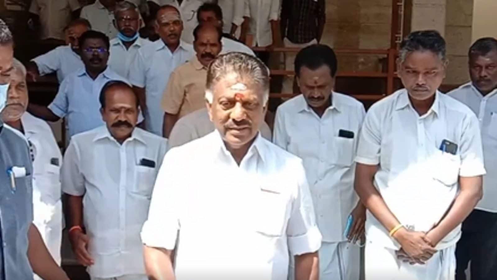 தேனியில் இருந்து ஓபிஎஸ் சென்னைக்கு அவசர பயணம்