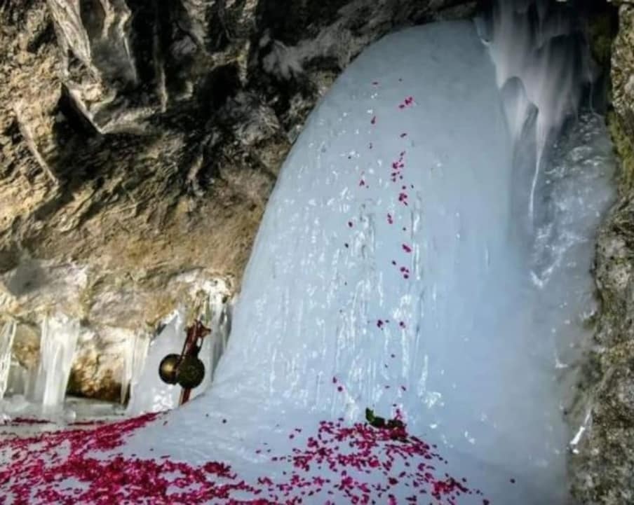  அமர்நாத் குகை கோவிலானது கடல் மட்டத்திலிருந்து 3888 மீட்டர் உயரத்திலும், ஸ்ரீ நகரில் இருந்து கிட்டத்தட்ட 141 கிலோமீட்டர் தூரத்திலும் அமைந்துள்ளது. அமர்நாத் குகை கோவில் சுமார் 5000 ஆண்டுகள் பழமையானது என்று புராணத்தில் கூறப்பட்டுள்ளது. அமர்நாத் குகையில் தோன்றும் பனிலிங்கம் ஆனது ஒவ்வொரு ஆண்டும் மே மாதம் முதல் ஆகஸ்ட் மாதம் வரை உருவாகி, அதன் பின்னர் இந்த பனிலிங்கம் உருகி, மீண்டும் உரு பெறுகிறது.