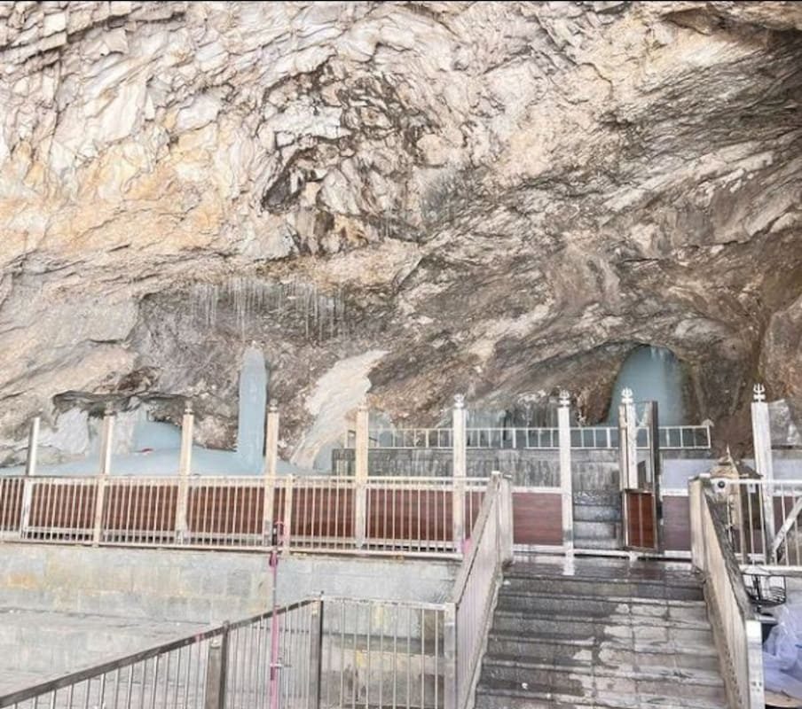  சிவனுக்கு இருக்கும் பல கோவில்களில் அமர்நாத் கோவில் உலக புகழ் பெற்றது. அமர்நாத் பயணம் ஆரம்பமாகும் இடத்தில் இருந்து குகைக்கு செல்லும் வரை வழியில் நிறைய நிறுத்தங்கள் உள்ளன. அழிவே இல்லாத சிவபெருமானின் ரகசியங்களை பார்வதி தன்னிடம் கூற வேண்டி வலியுறுத்திய போது, இந்த குகையை நோக்கி பயணிக்க சிவபெருமான் முடிவெடுத்தார்.