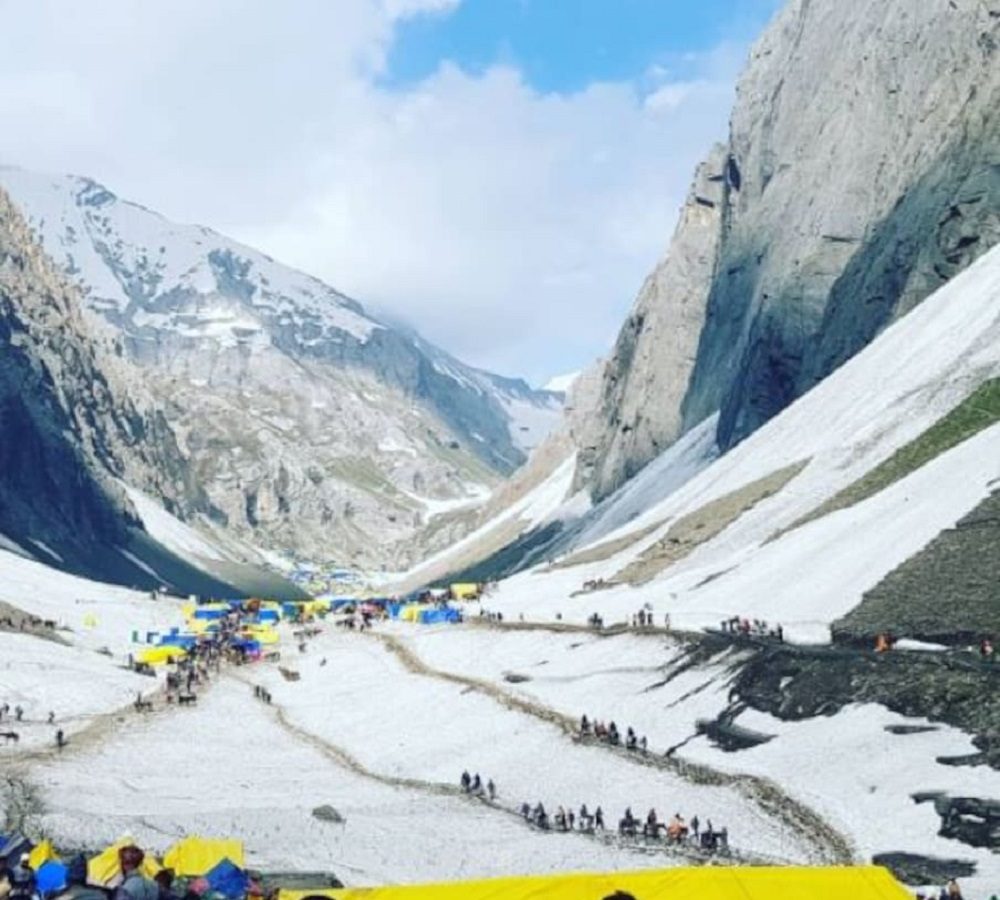  குகைக்கு செல்லும் வழியில் அவர் செய்த சில விஷயங்கள் பக்தர்களுக்கு மிக விசேஷமாக இன்றும் இருக்கின்றது. இதனால் குகைக்கு செல்லும் பாதையில் உள்ள ஒவ்வொரு இடத்திற்கும் ஒவ்வொரு புராணக்கதை உள்ளது. புராணப்படி இந்த குகையை அடைய சிவபெருமான் பஹல்காம் பாதையில் பயணித்தார்.