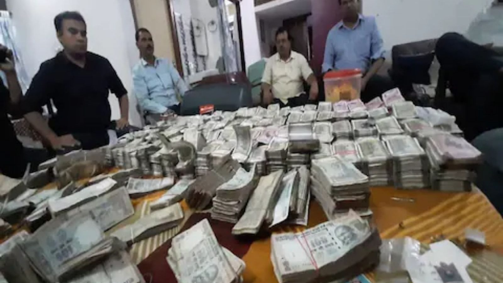 மருந்து ஆய்வாளர் வீட்டில் ரூ.100ல் இருந்து ரூ.2000 வரை கட்டுக்காட்டாக பணம்.. அதிர்ச்சியில் உறைந்த லஞ்ச ஒழிப்புத்துறை அதிகாரிகள்