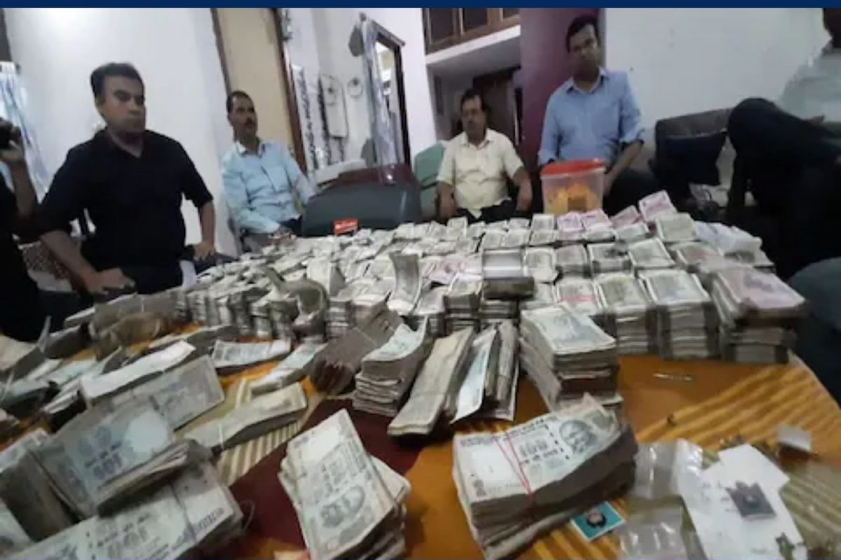 மருந்து ஆய்வாளர் வீட்டில் கட்டுக்கட்டாக பணம் பதுக்கல்