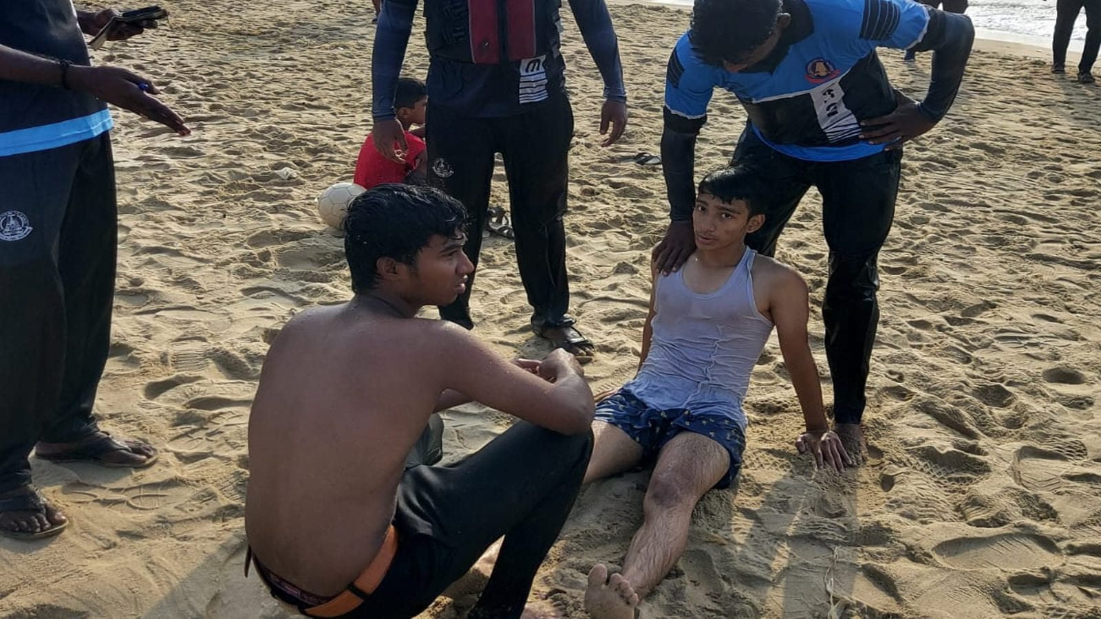 மெரினா கடல்அலையில் சிக்கி ஆந்திர இளைஞர் மாயம்.. தேடும்போது மற்றொரு இளைஞரை பத்திரமாக மீட்ட தீயணைப்புத்துறையினர்