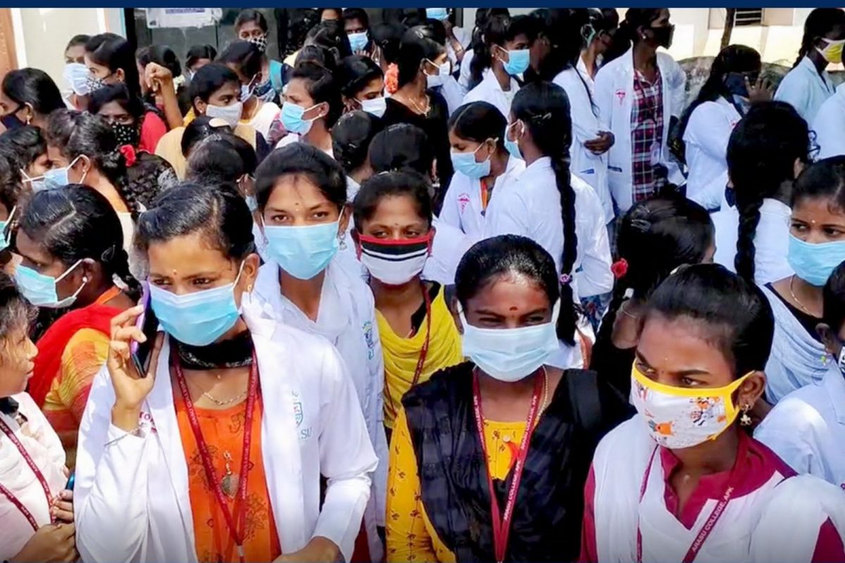 ஆபாசமாக வீடியோவில் பேசிய சேர்மன் - கல்லூரி மாணவிகள் போராட்டம்...