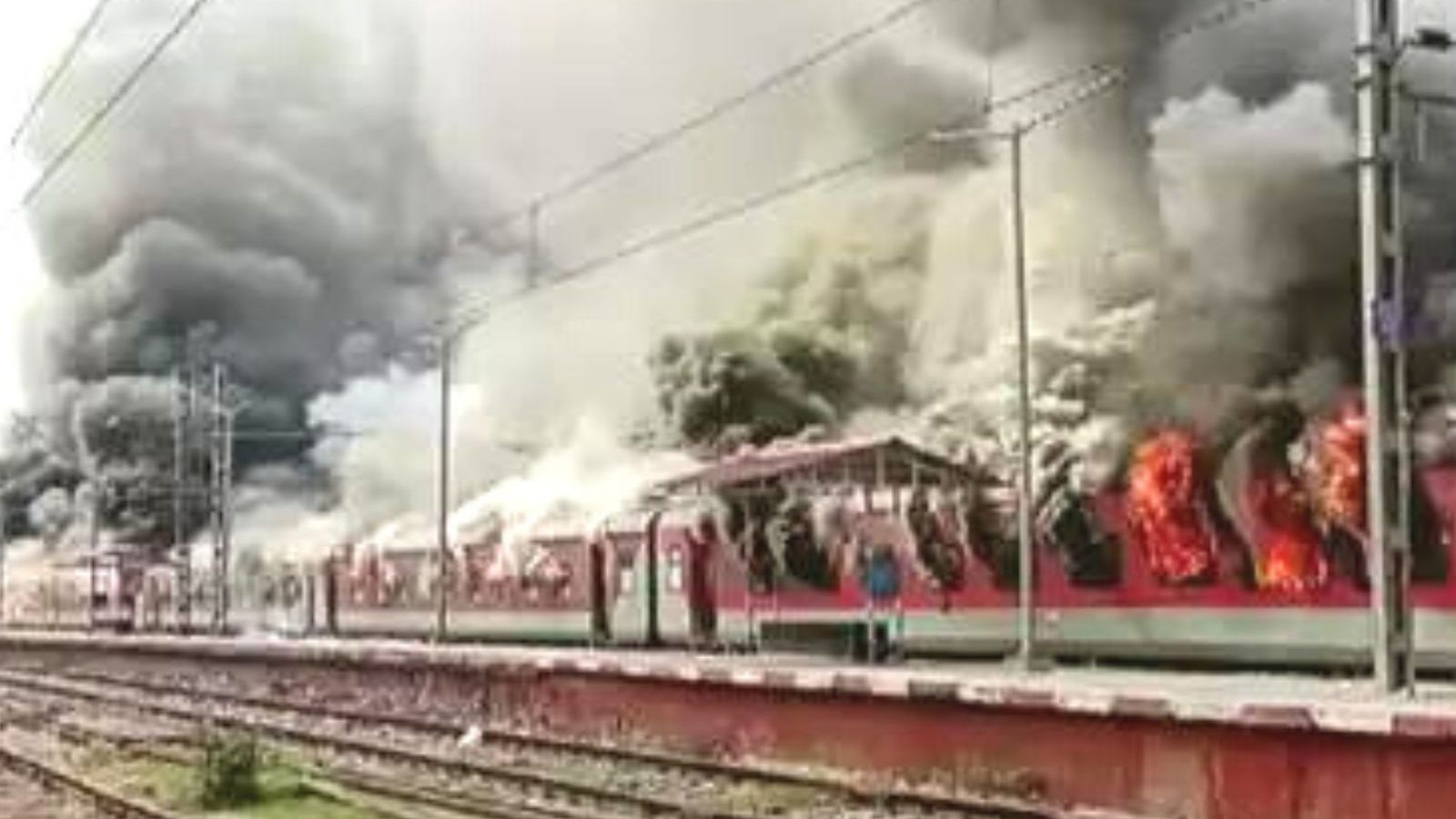 அக்னிபாத் எதிரான போராட்டத்தில் பீகாரில் 3 ரயில் பெட்டிகள் எரிப்பு