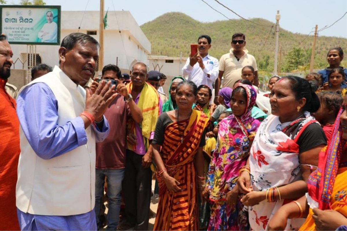 பழங்குடியின மேம்பாட்டிற்காக பிரதான் மந்திரி ஆதி ஆதர்ஷ் கிராம் யோஜனா 