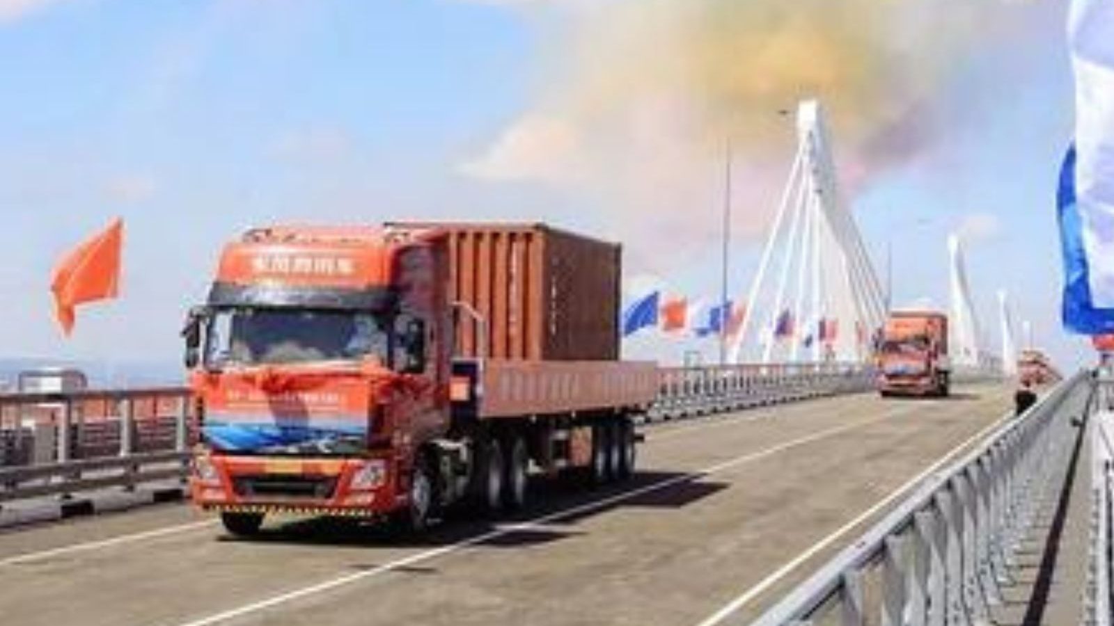 கட்டிமுடித்து 2 வருடம் கழித்து திறக்கப்பட்ட ரஷ்யா -சீனா பாலம்!