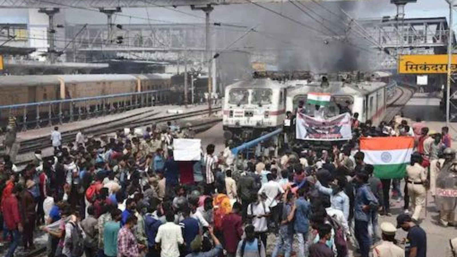 அக்னிபத் குறித்த வதந்திகளை பரப்பியதால் 35 வாட்ஸ்அப் குழுக்களுக்குத் தடை!