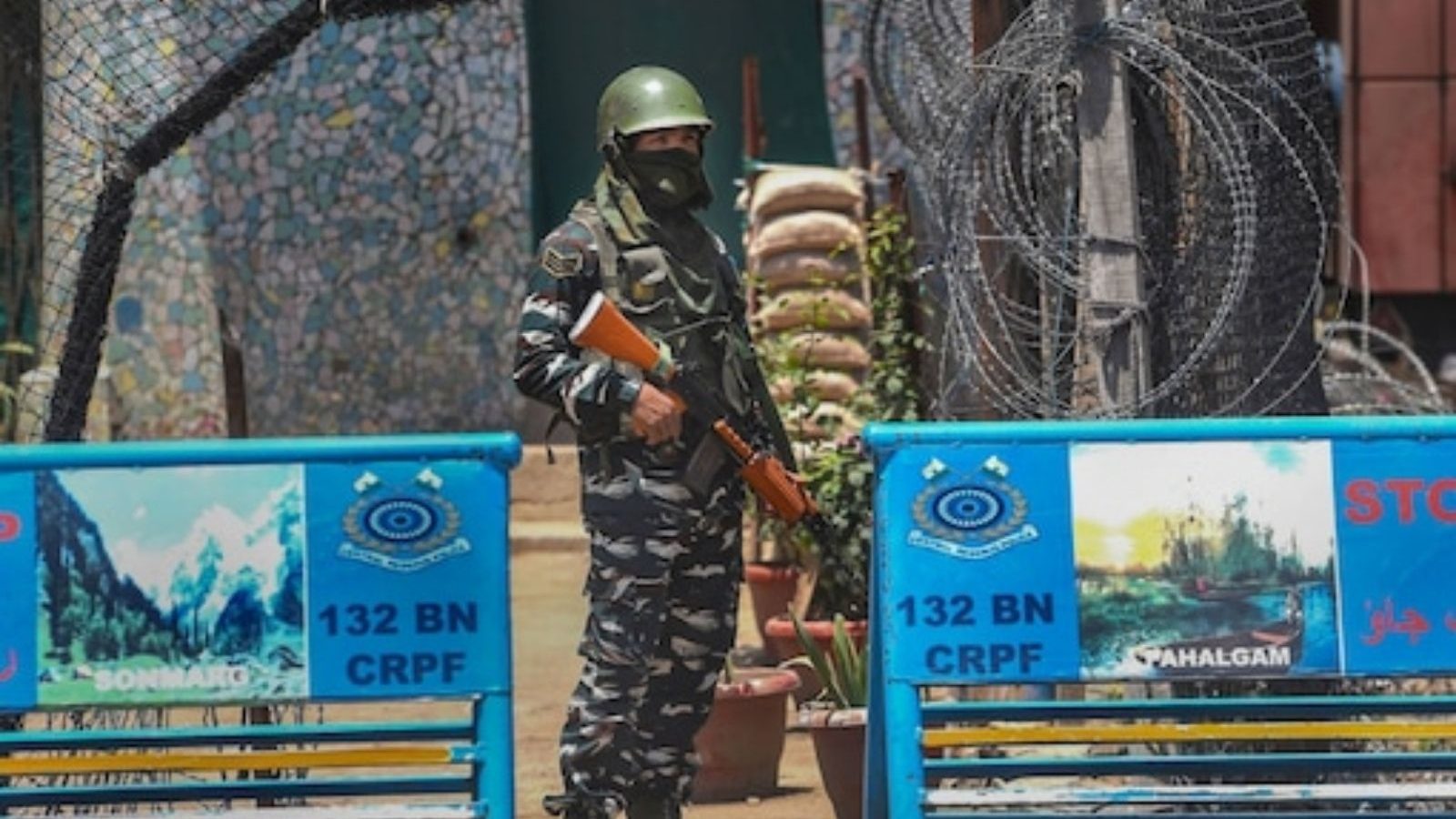 ஜம்மு காஷ்மீரில் இருதரப்புக்கு இடையே மோதல் போக்கு நிலவுவதால் ஊரடங்கு அமல்